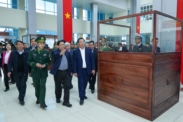 Thủ tướng Phạm Minh Ch&iacute;nh kiểm tra t&igrave;nh h&igrave;nh thực hiện n&acirc;ng cấp Cửa khẩu quốc tế Tr&agrave; Lĩnh, huyện Tr&ugrave;ng Kh&aacute;nh - Ảnh: VGP