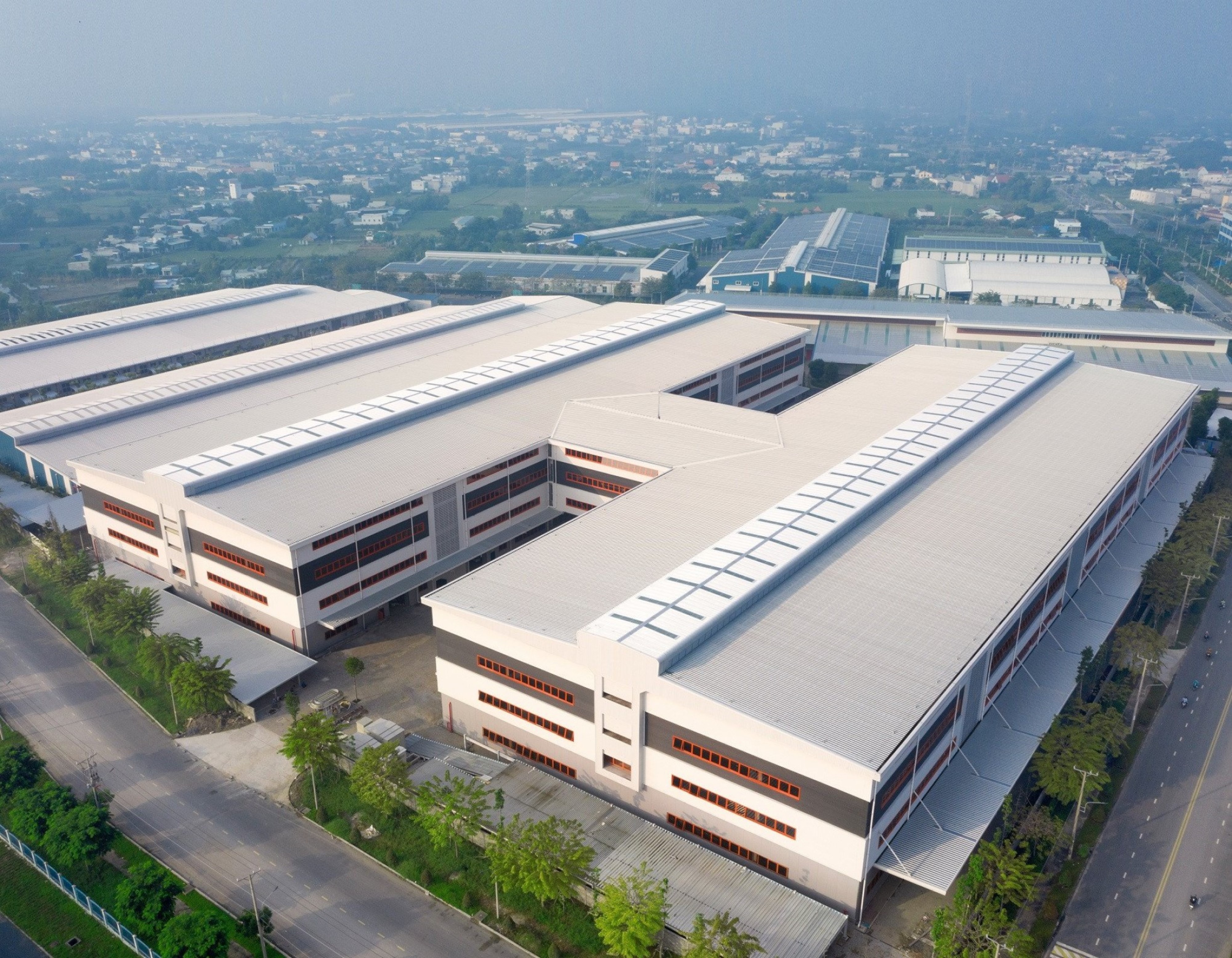 Khu nh&agrave; xưởng 4 tầng KIZUNA với quy m&ocirc; 80.000m2 với t&ocirc;n AM bốn lớp được nhiều PG88 Link Dễ Nhớ Pg88.com FDI lựa chọn để đặt cơ sở sản xuất.
