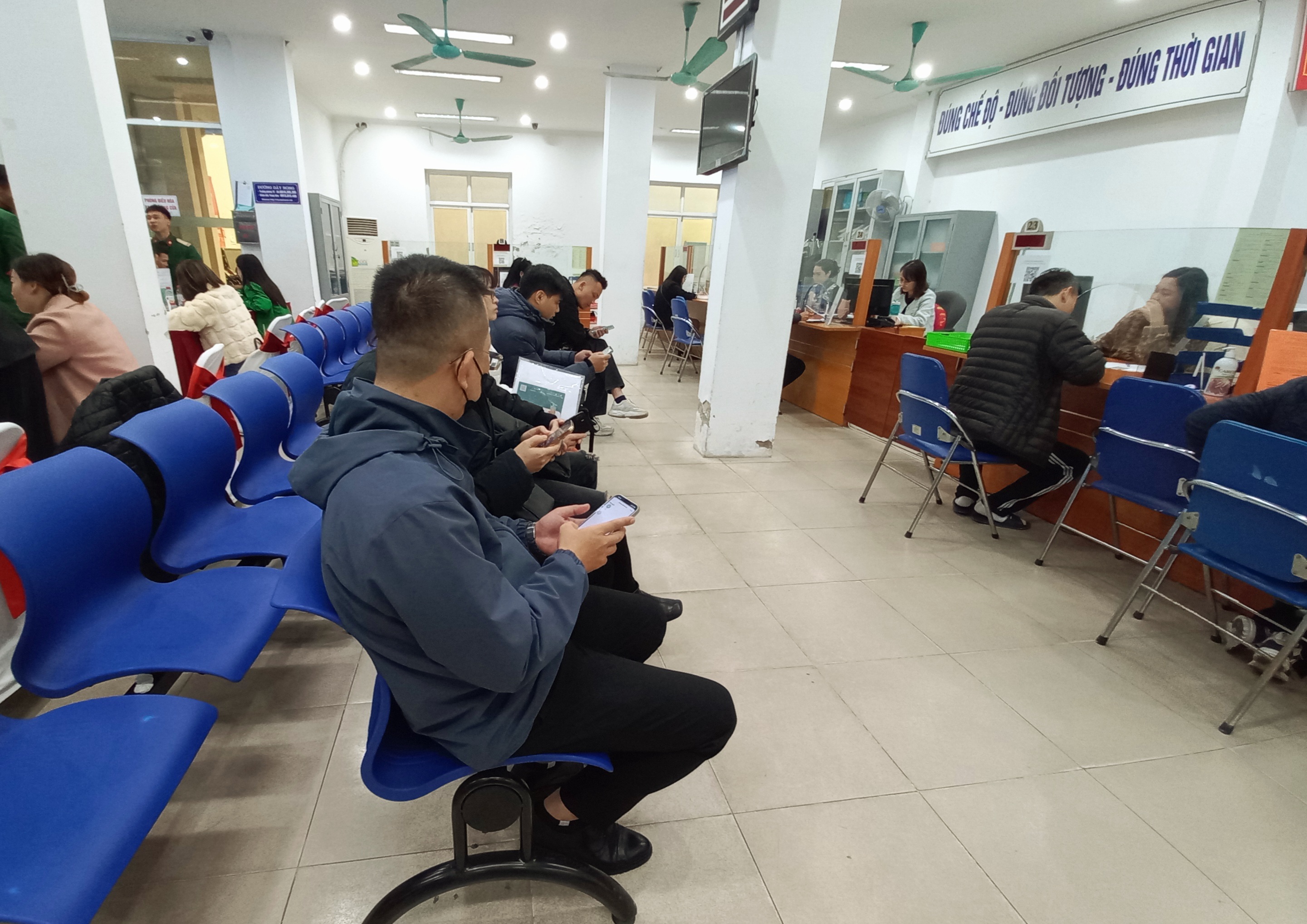 Người lao động chờ làm thủ tục hưởng bảo hiểm thất nghiệp tháng 12/2023. Ảnh - Thu Hằng.