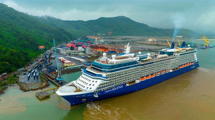 To&agrave;n cảnh t&agrave;u du lịch CELEBRITY SOLSTICE