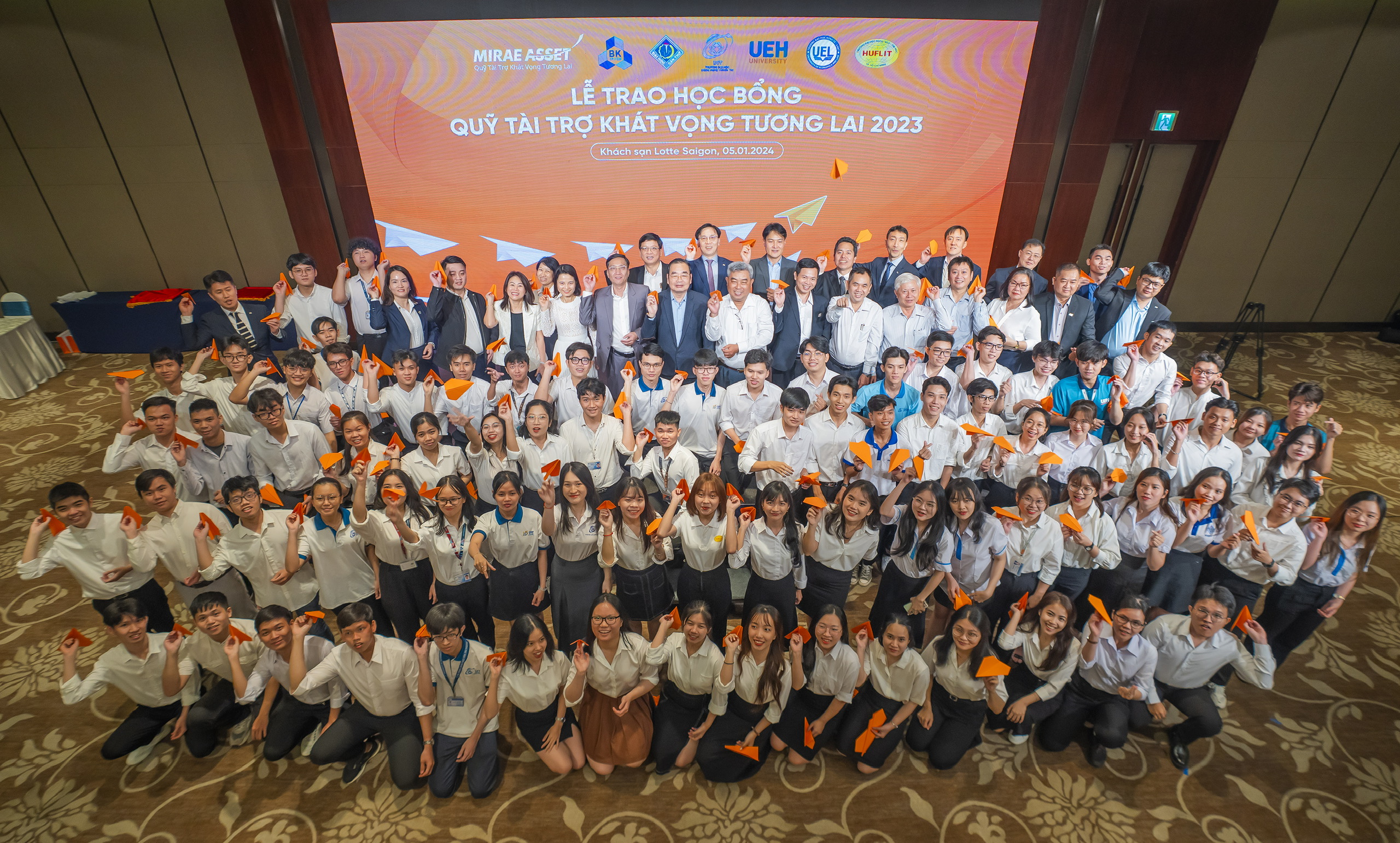 Tập thể sinh vi&ecirc;n v&agrave; đại diện Quỹ, trường đại học chụp ảnh lưu niệm.