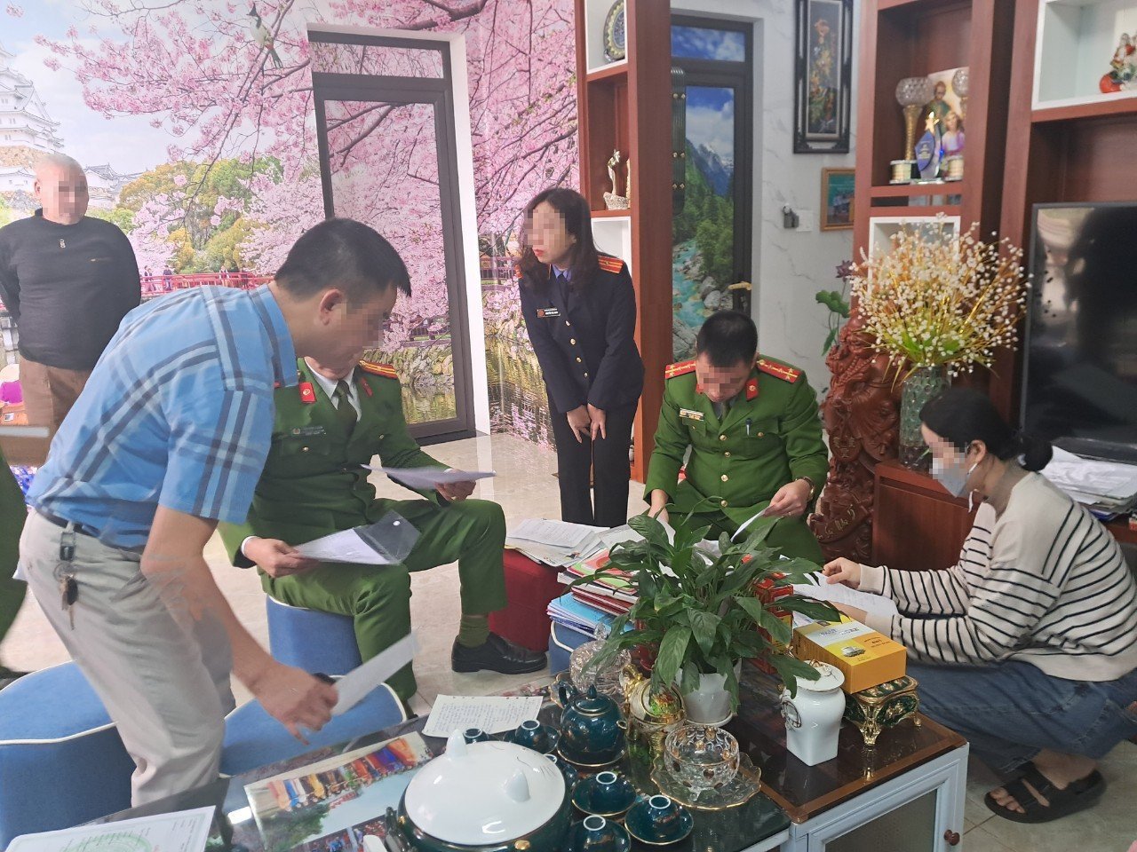 Cơ quan chức năng kh&aacute;m x&eacute;t nơi ở của Nguyễn Kim Tiến