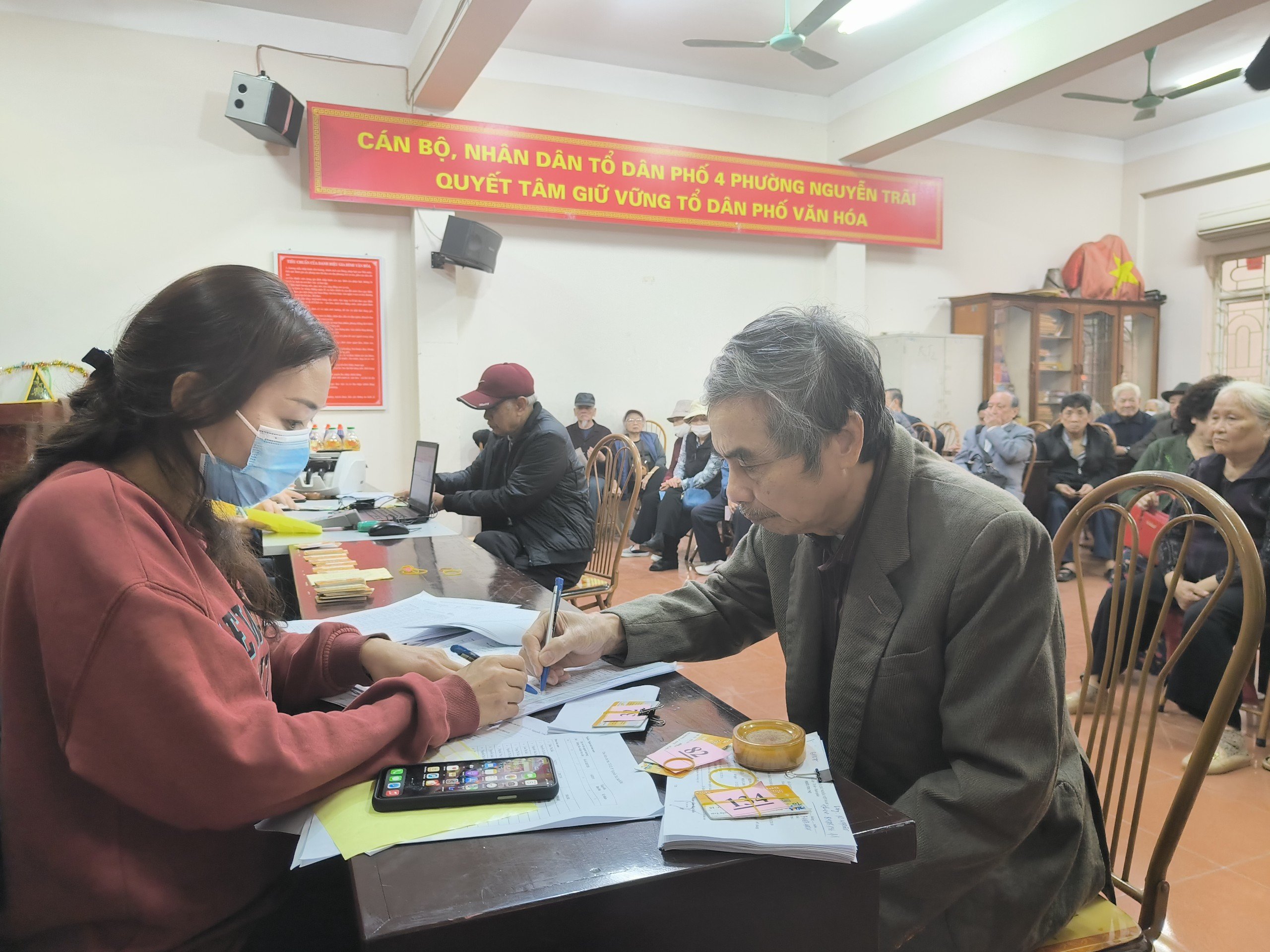 Chi trả lương hưu cho người hưởng tại Hà Nội. Ảnh - BHXH Hà Nội.