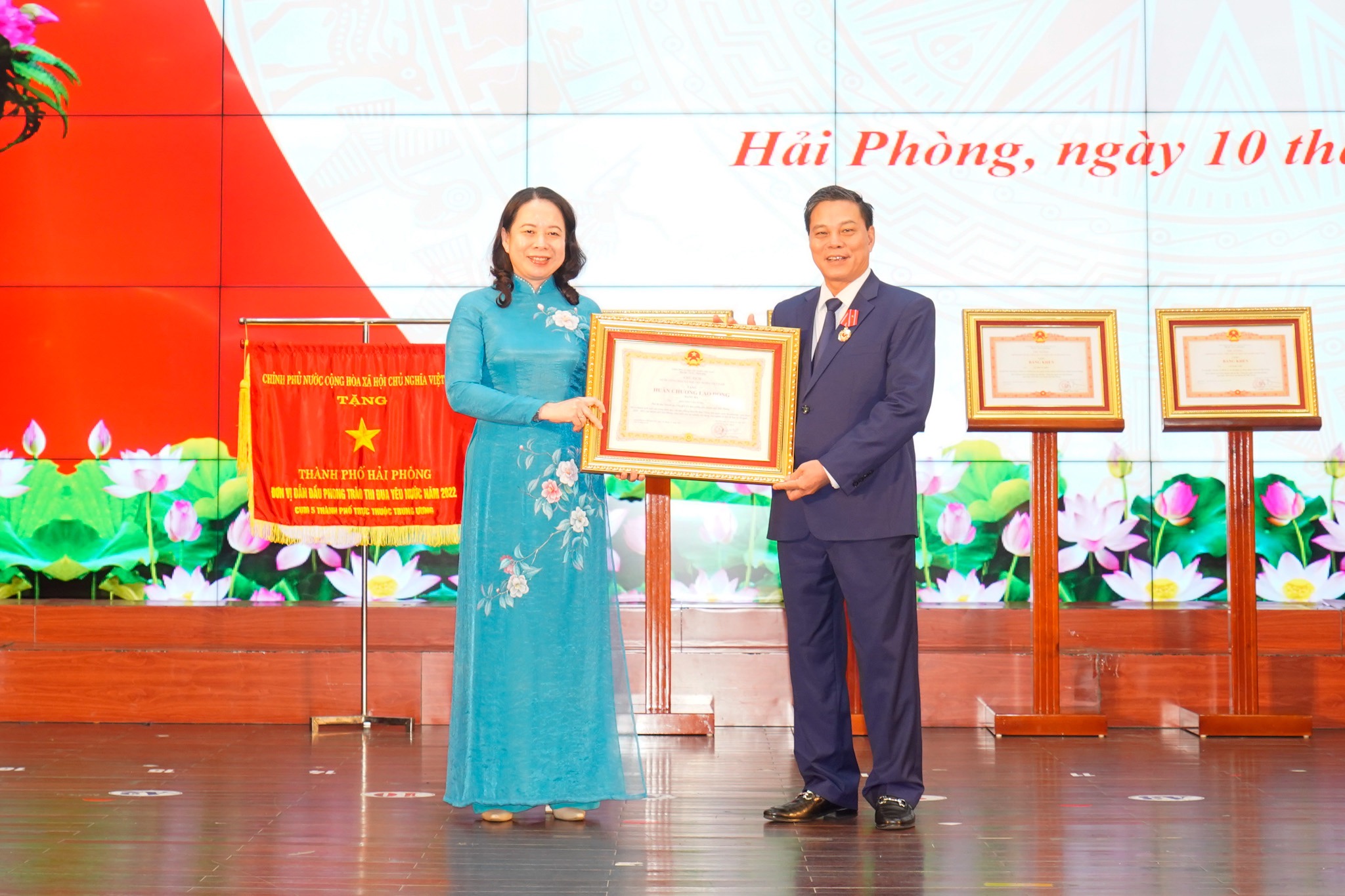 Ph&oacute; Chủ tịch nước, Ph&oacute; Chủ tịch Hội đồng thi đua khen thưởng Trung ương V&otilde; Thị &Aacute;nh Xu&acirc;n trao Hu&acirc;n chương PG88 Sòng bạc trực tuyến TOP 1 Việt Nam | Casino, Nổ Hũ hạng 3 cho c&aacute; nh&acirc;n Chủ tịch UBND TP. Hải Ph&ograve;ng Nguyễn Văn T&ugrave;ng