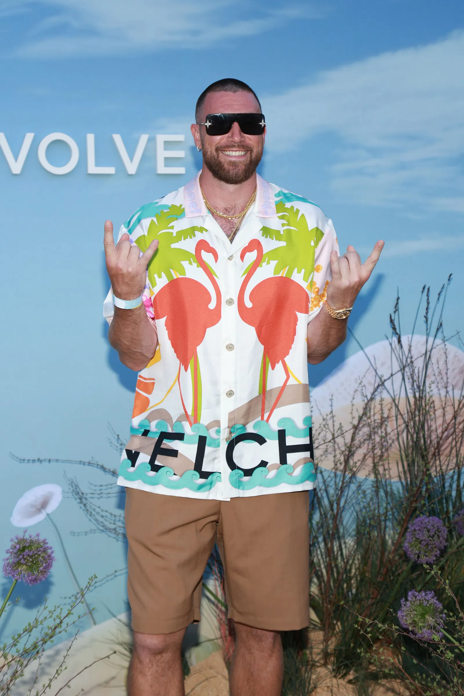 Cầu thủ Travis Kelce đ&atilde; gi&uacute;p chiếc &aacute;o của&nbsp;của thương hiệu J. Logan Home ch&aacute;y h&agrave;ng.