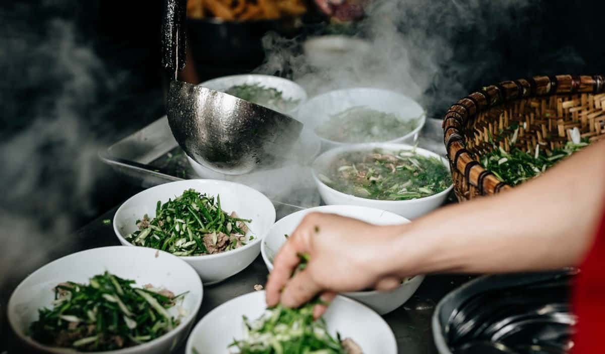 Phở Th&igrave;n L&ograve; Đ&uacute;c - một địa chỉ trong c&aacute;c tour ẩm thực đường phố H&agrave; Nội - dưới ống k&iacute;nh của du kh&aacute;ch nước ngo&agrave;i.