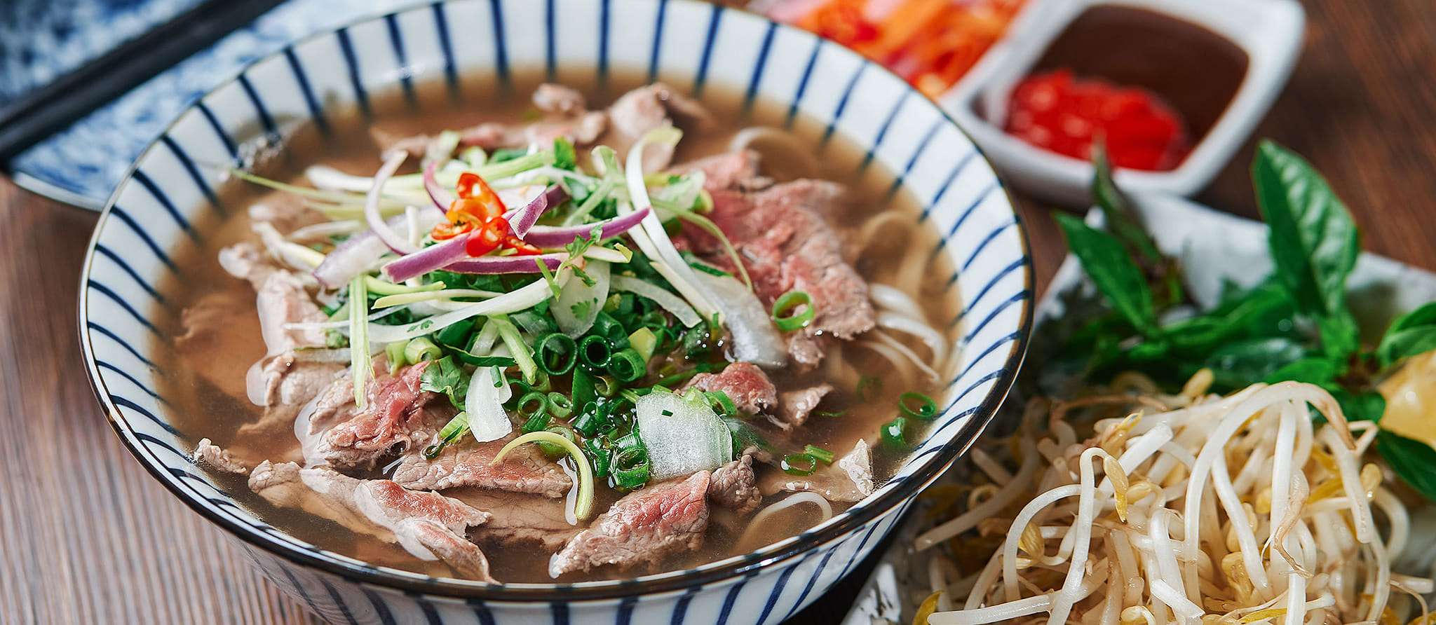 Phở Bắc (ở miền Bắc),&nbsp;phở Huế&nbsp;(ở miền Trung) v&agrave;&nbsp;phở S&agrave;i G&ograve;n&nbsp;(ở miền Nam) c&oacute; những đặc trưng ri&ecirc;ng.