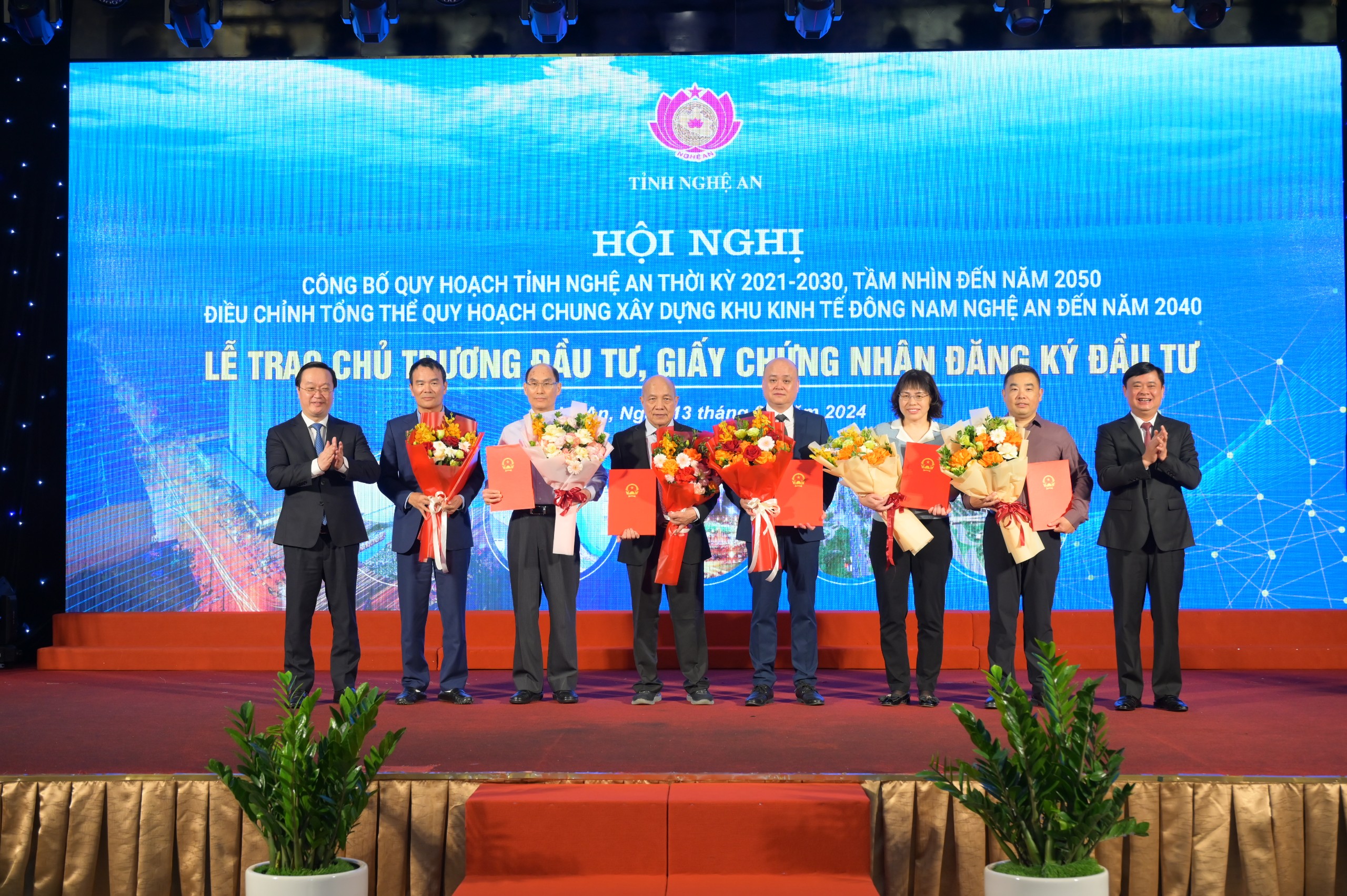 B&iacute; thư Tỉnh ủy Th&aacute;i Thanh Qu&yacute; v&agrave; Chủ tịch UBND tỉnh Nghệ An Nguyễn Đức Trung trao Giấy chứng nhận Pg88vn Trang Chủ Chính Thức v&agrave; tặng hoa cho c&aacute;c h&agrave; Pg88vn Trang Chủ Chính Thức