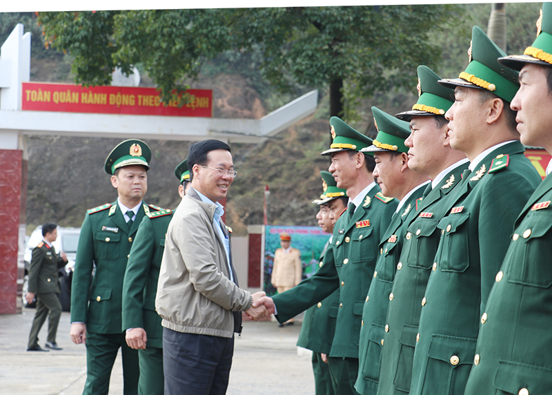 Chủ tịch nước V&otilde; Văn Thưởng thăm c&aacute;n bộ, chiến sĩ Đồn Bi&ecirc;n ph&ograve;ng Cửa khẩu Thanh Thủy. Ảnh Phan Quỳnh