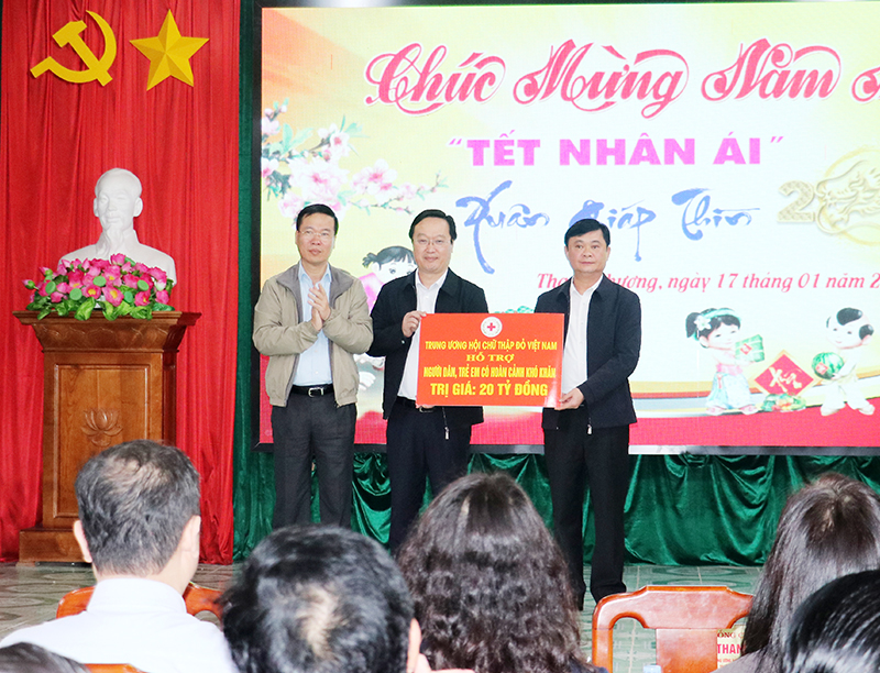 Nh&acirc;n dịp n&agrave;y, Chủ tịch nước V&otilde; Văn Thưởng, c&ugrave;ng đo&agrave;n c&ocirc;ng t&aacute;c v&agrave; l&atilde;nh đạo tỉnh Nghệ An đ&atilde; trao c&aacute;c phần qu&agrave; c&oacute; tổng gi&aacute; trị hơn 20,2 tỷ đồng phục vụ c&ocirc;ng t&aacute;c an sinh cho tỉnh Nghệ An. Ảnh Phan Quỳnh