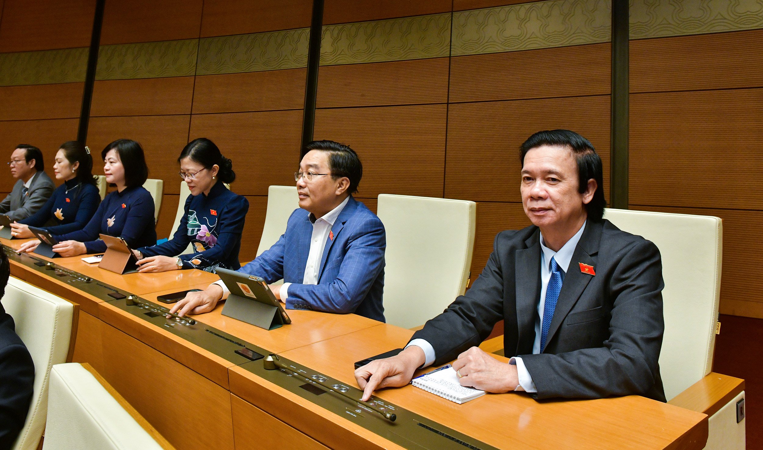 C&aacute;c đại biểu bấm n&uacute;t th&ocirc;ng qua Luật Đất đai (sửa đổi).