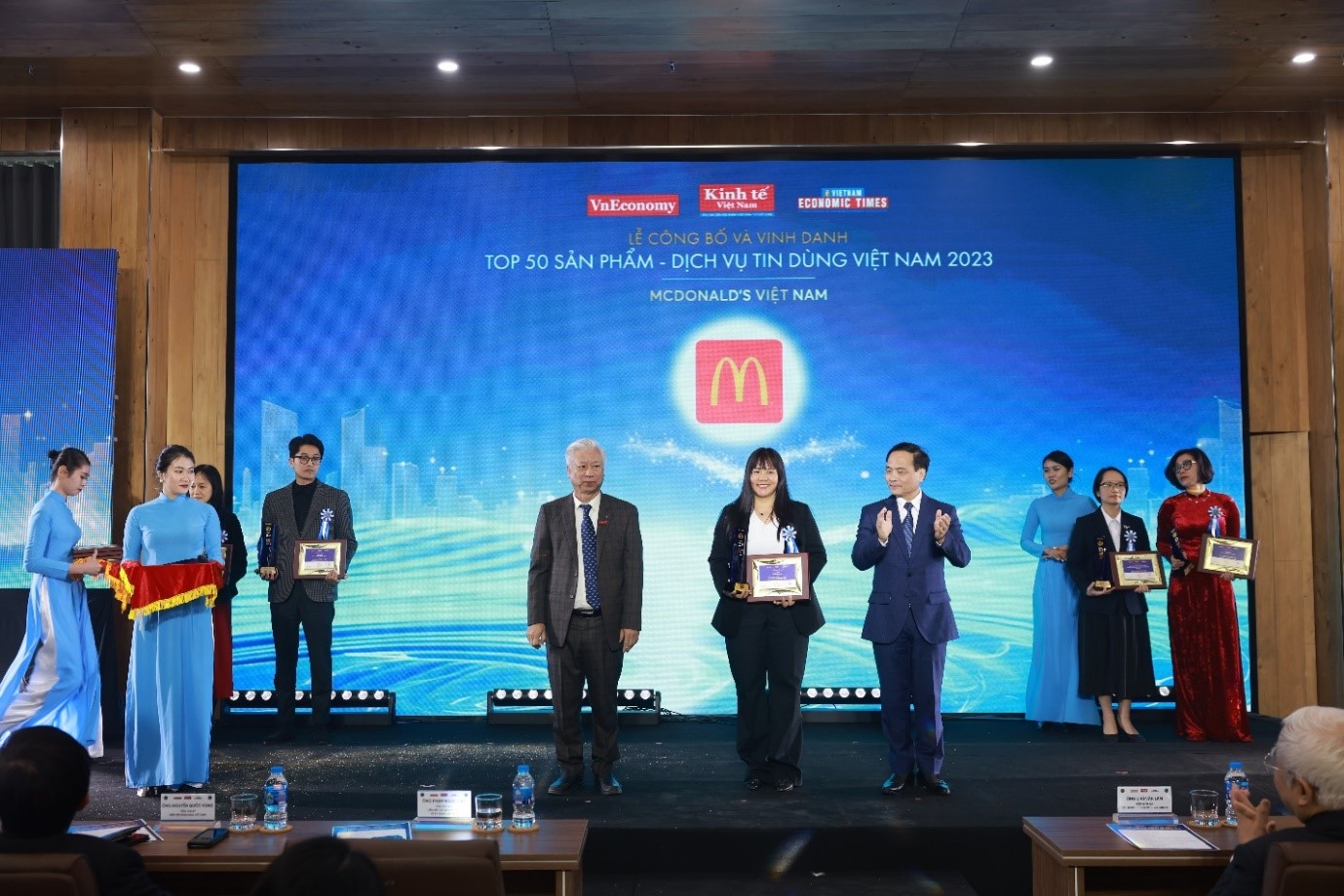 Đại diện McDonald&rsquo;s Việt Nam (đứng giữa) tại&ldquo;Lễ C&ocirc;ng bố & Vinh danh Top 50 Sản phẩm - Dịch vụ Tin d&ugrave;ng Việt Nam