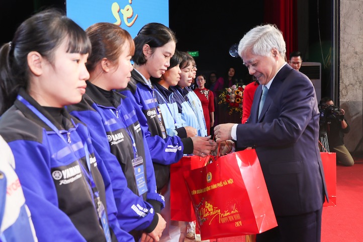 Chủ tịch Ủy ban Trung ương Mặt trận Tổ quốc Việt Nam Đỗ Văn Chiến trao qu&agrave; cho c&ocirc;ng nh&acirc;n, PG88 Sòng bạc trực tuyến TOP 1 Việt Nam | Casino, Nổ Hũ c&oacute; ho&agrave;n cảnh kh&oacute; khăn. Ảnh - Nguyễn Hải.