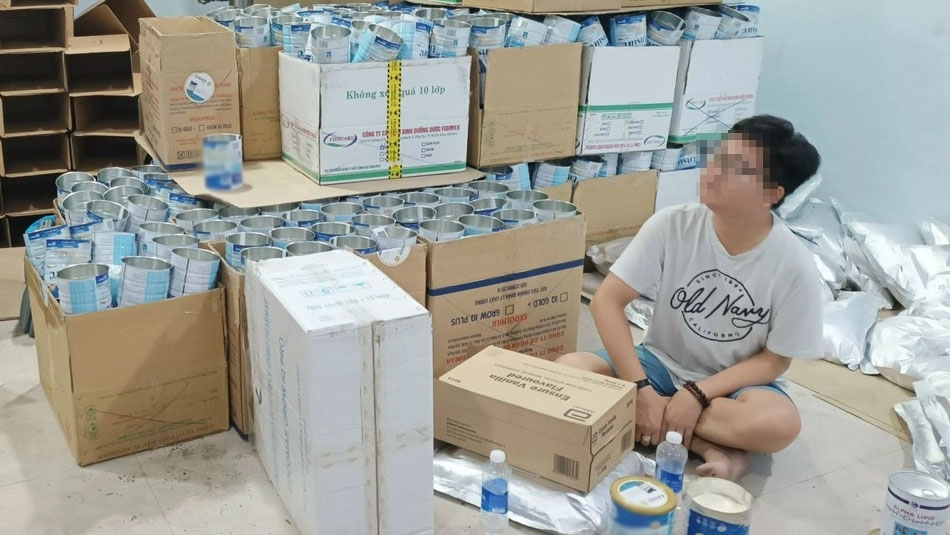 Đối tượng V.T.C b&ecirc;n tang vật c&oacute; dấu hiệu vi phạm.