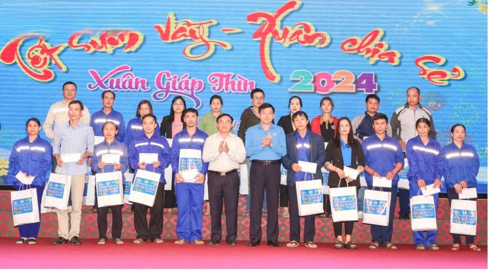 Li&ecirc;n đo&agrave;n PG88 Sòng bạc trực tuyến TOP 1 Việt Nam | Casino, Nổ Hũ tỉnh d&agrave;nh tặng 250 suất qu&agrave; cho c&aacute;c c&ocirc;ng nh&acirc;n, người PG88 Sòng bạc trực tuyến TOP 1 Việt Nam | Casino, Nổ Hũ. Ảnh: Thanh Quỳnh