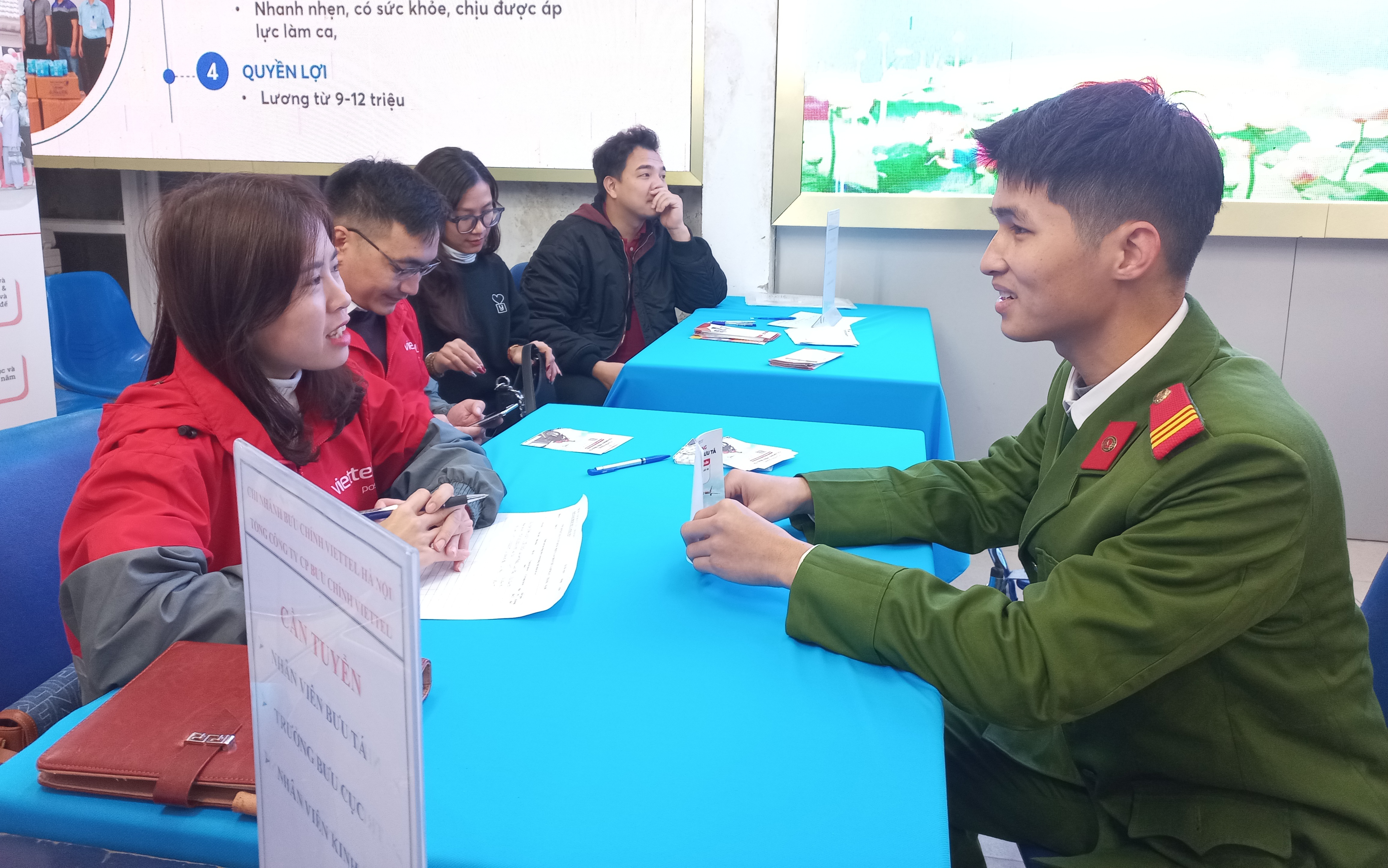 PG88 Link Dễ Nhớ Pg88.com tham gia tuyển dụng lực lượng chiến sĩ c&ocirc;ng an sắp xuất ngũ. Ảnh - Thu Hằng.