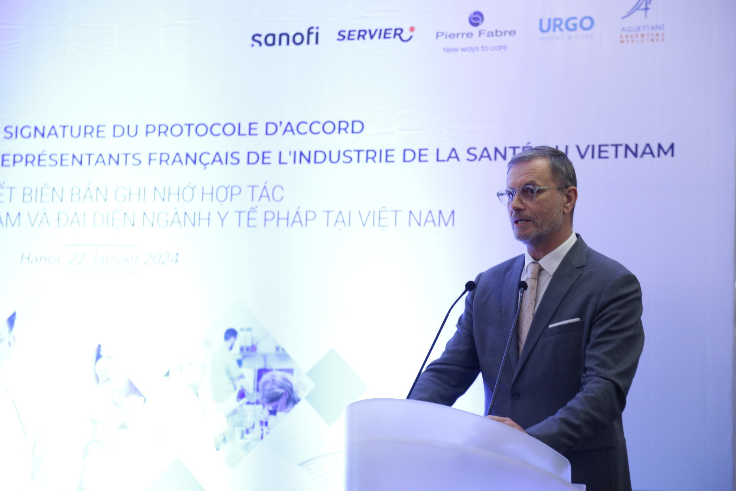 &Ocirc;ng Olivier Brochet, Đại sứ đặc mệnh to&agrave;n quyền Cộng h&ograve;a Ph&aacute;p tại Việt Nam.