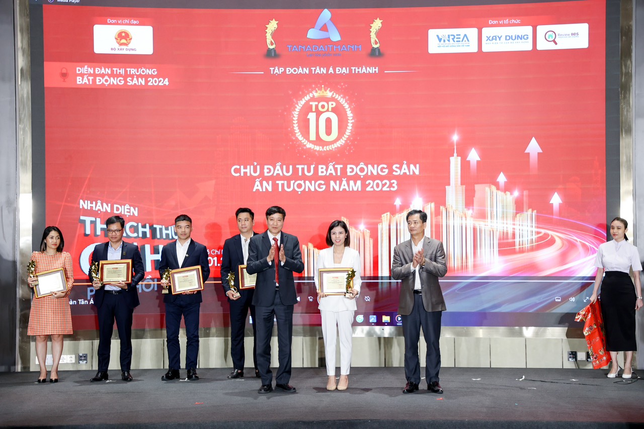 Đại diện Tập đo&agrave;n T&acirc;n &Aacute; Đại Th&agrave;nh nhận giải thưởng Top 10 chủ Pg88vn Trang Chủ Chính Thức Bất động sản ấn tượng năm 2023.