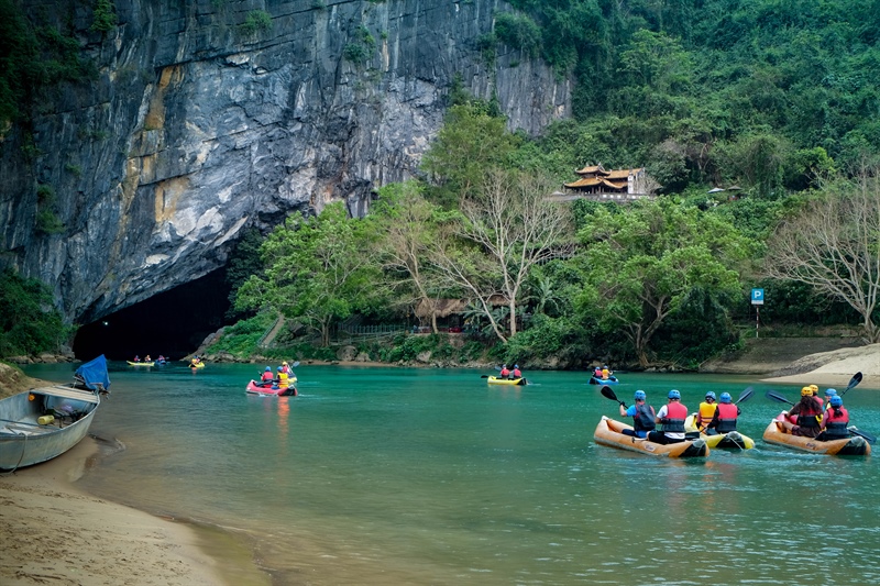 Du khách tham quan, trải nghiệm động ở Phong Nha