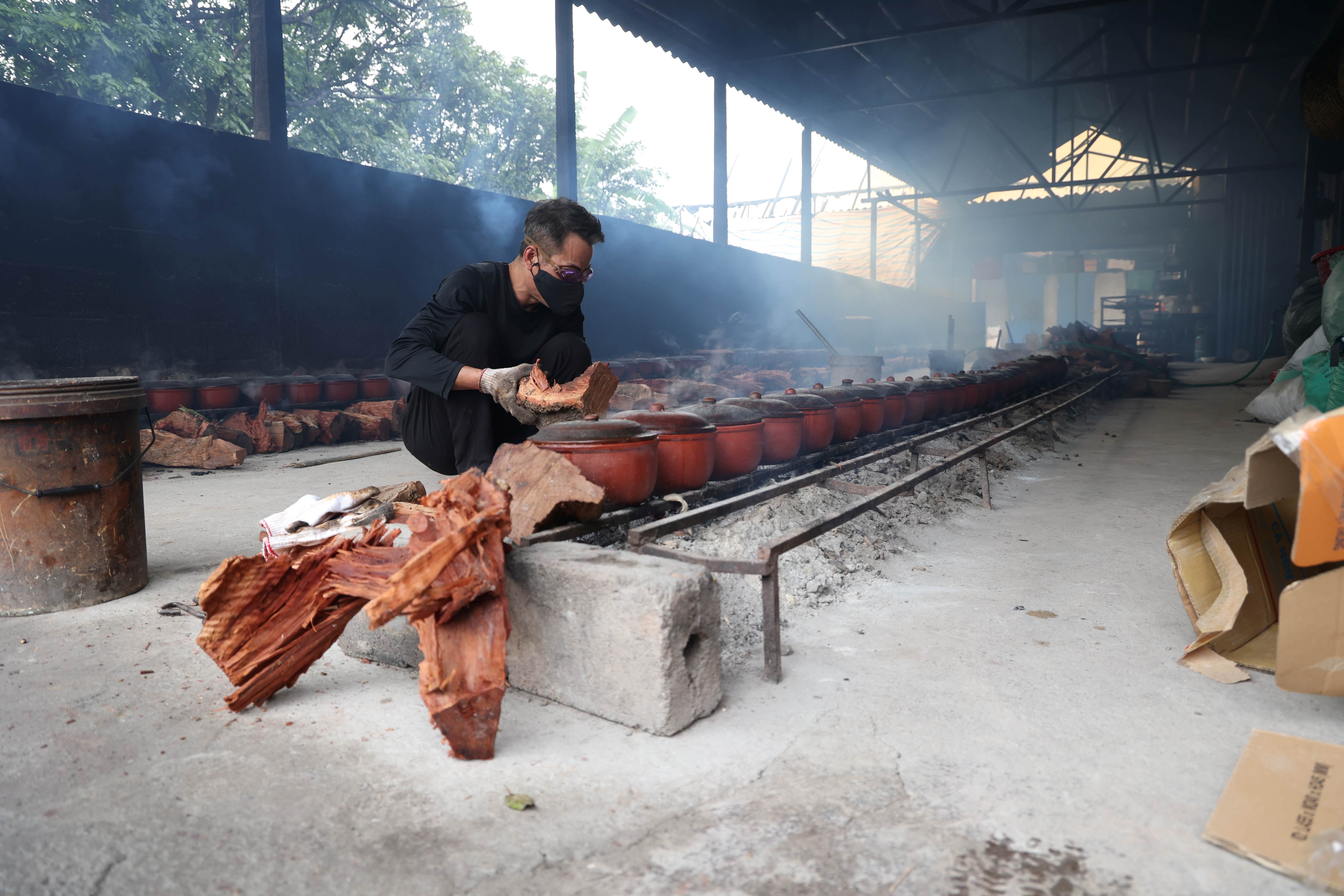 Trước đ&acirc;y c&aacute; kho l&agrave; m&oacute;n thường ng&agrave;y của những người d&acirc;n lam lũ quanh năm &ldquo;b&aacute;n mặt cho đất, b&aacute;n lưng cho trời&rdquo;. C&oacute; lẽ v&igrave; thế m&agrave; m&acirc;m cơm tất ni&ecirc;n ng&agrave;y cuối năm d&ugrave; c&oacute; bận đến mấy gia đ&igrave;nh n&agrave;o cũng phải c&oacute; một ni&ecirc;u c&aacute; kho đặt cạnh chiếc b&aacute;nh chưng d&acirc;ng tổ ti&ecirc;n.
