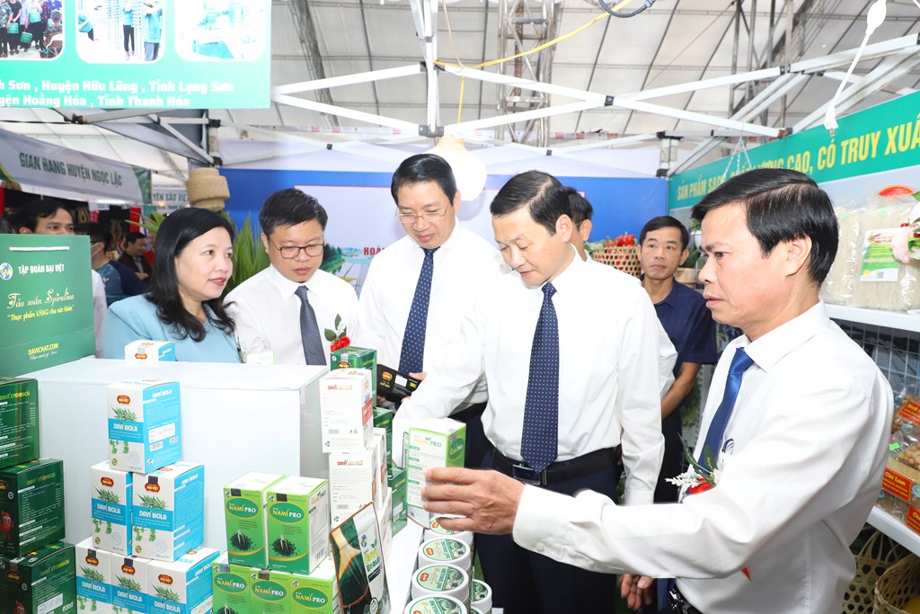 Chủ tịch UBND tỉnh Thanh Hóa Đỗ Minh Tuấn, thăm các gian hàng trưng bày sản phẩm của các 6Pg88.con độc quyền mỗi ngày tại Hội nghị kết nối cung - cầu PG88 ⭐ Link trang chủ số 1 nhà cái PG88 com casino slot, PG88 xổ số, casino, bóng đá an toàn năm 2023