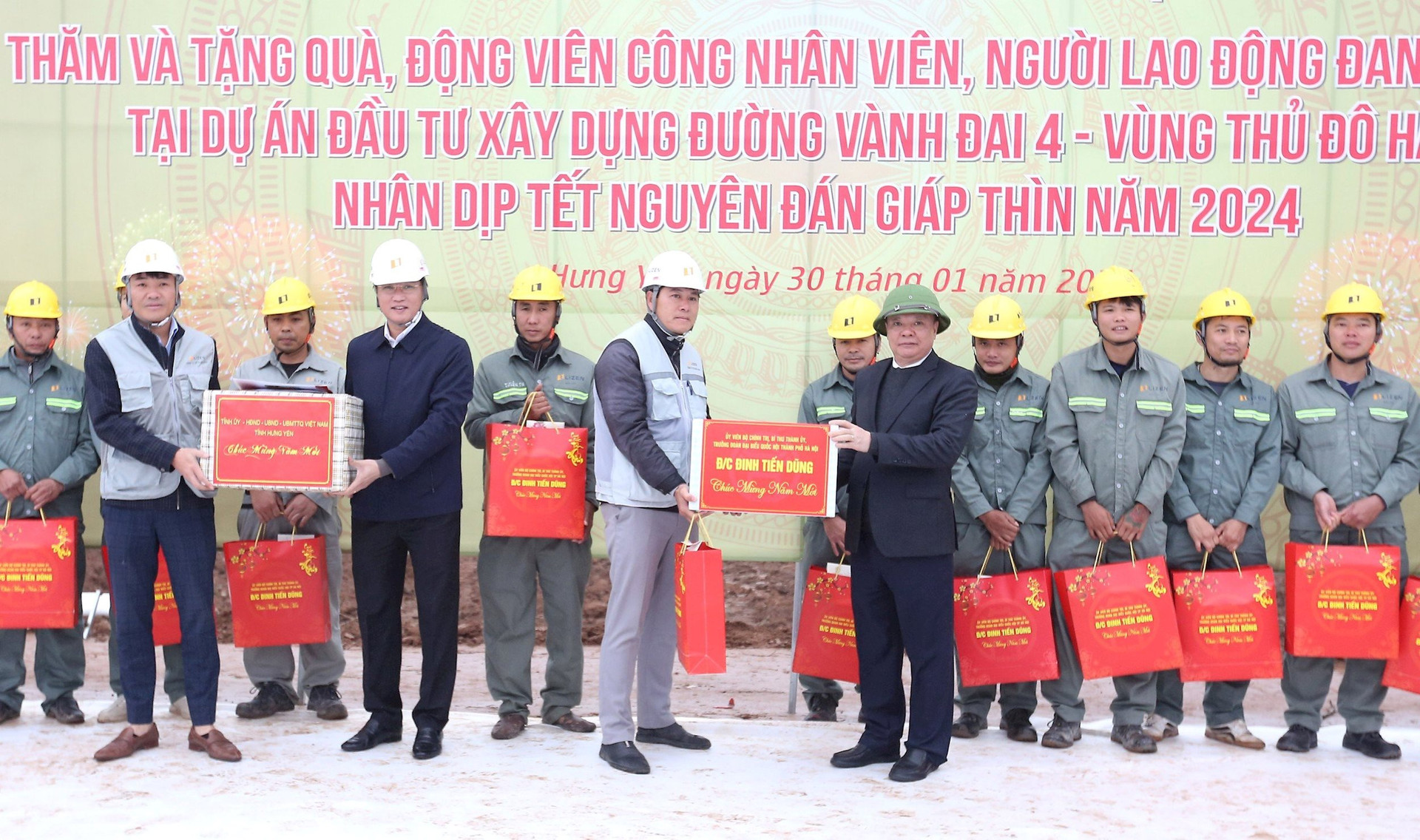 B&iacute; thư Th&agrave;nh ủy H&agrave; Nội Đinh Tiến Dũng, B&iacute; thư Tỉnh ủy Hưng Y&ecirc;n Nguyễn Hữu Nghĩa tặng qu&agrave; c&ocirc;ng nh&acirc;n đang l&agrave;m nhiệm vụ tr&ecirc;n c&ocirc;ng trường x&acirc;y dựng đường V&agrave;nh đai 4 &ndash; V&ugrave;ng Thủ đ&ocirc; H&agrave; Nội tại x&atilde; Đ&igrave;nh D&ugrave;, huyện Văn L&acirc;m (tỉnh Hưng Y&ecirc;n).