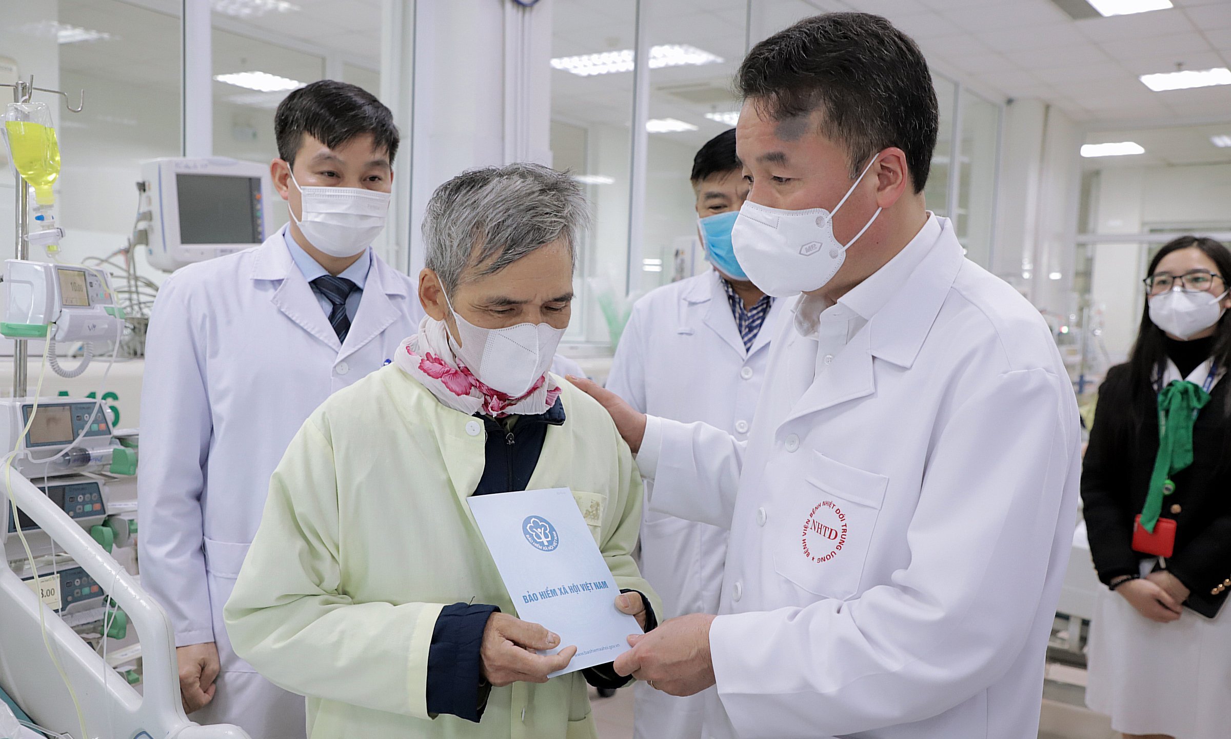 Tặng quà cho người nhà bệnh nhân có hoàn cảnh đặc biệt khó khăn tại Bệnh viện Nhiệt đới Trung ương.