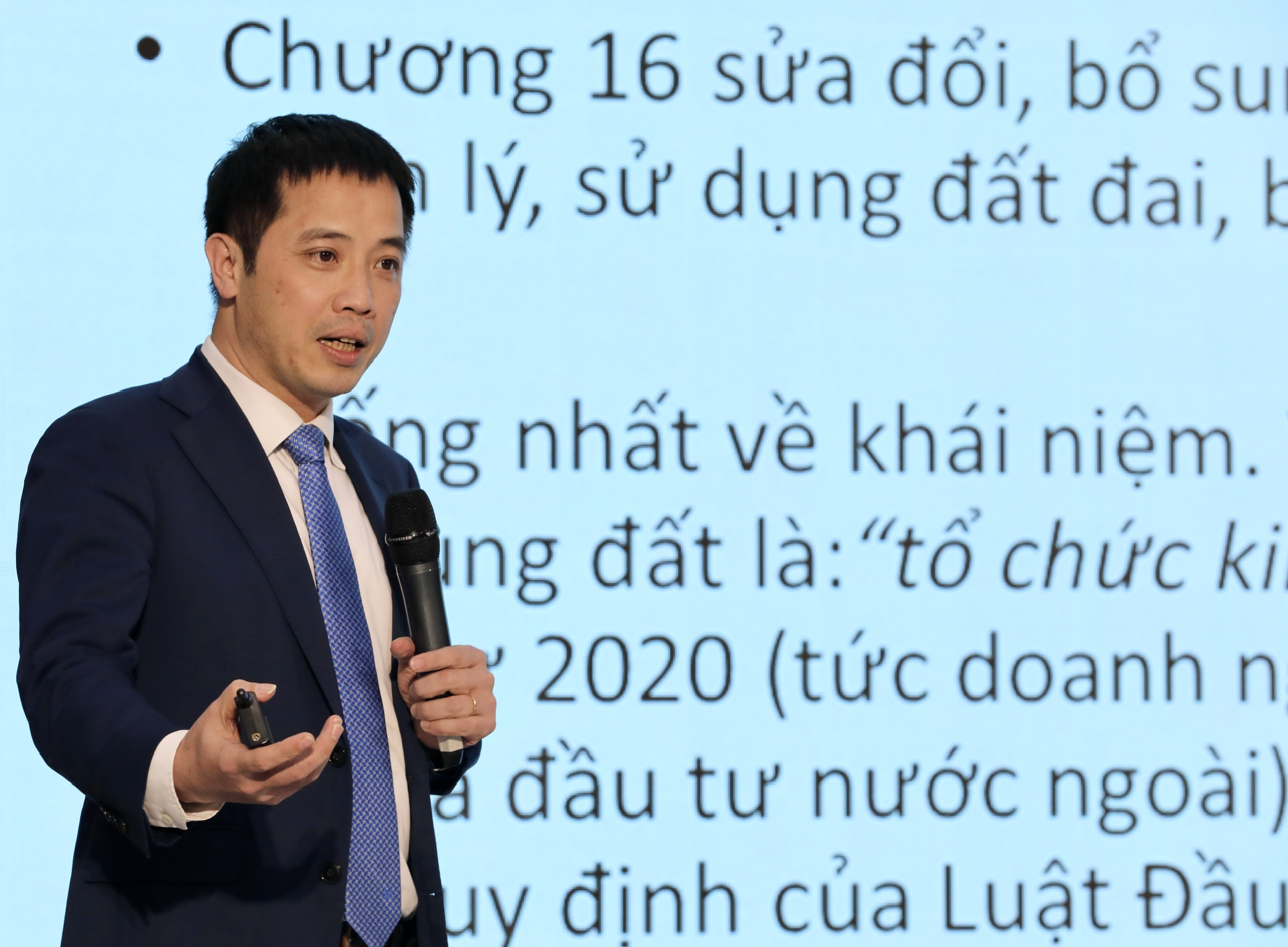 &Ocirc;ng Đậu Anh Tuấn, Ph&oacute; Tổng Thư k&yacute;, Trưởng Ban ph&aacute;p chế, Li&ecirc;n đo&agrave;n Pg88ok ưu đãi hấp dẫn v&agrave; C&ocirc;ng nghiệp Việt Nam (VCCI), th&ocirc;ng tin về những điểm c&oacute; lợi của Luật Đất đai với PG88 Link Dễ Nhớ Pg88.com. Ảnh: Việt Dũng.