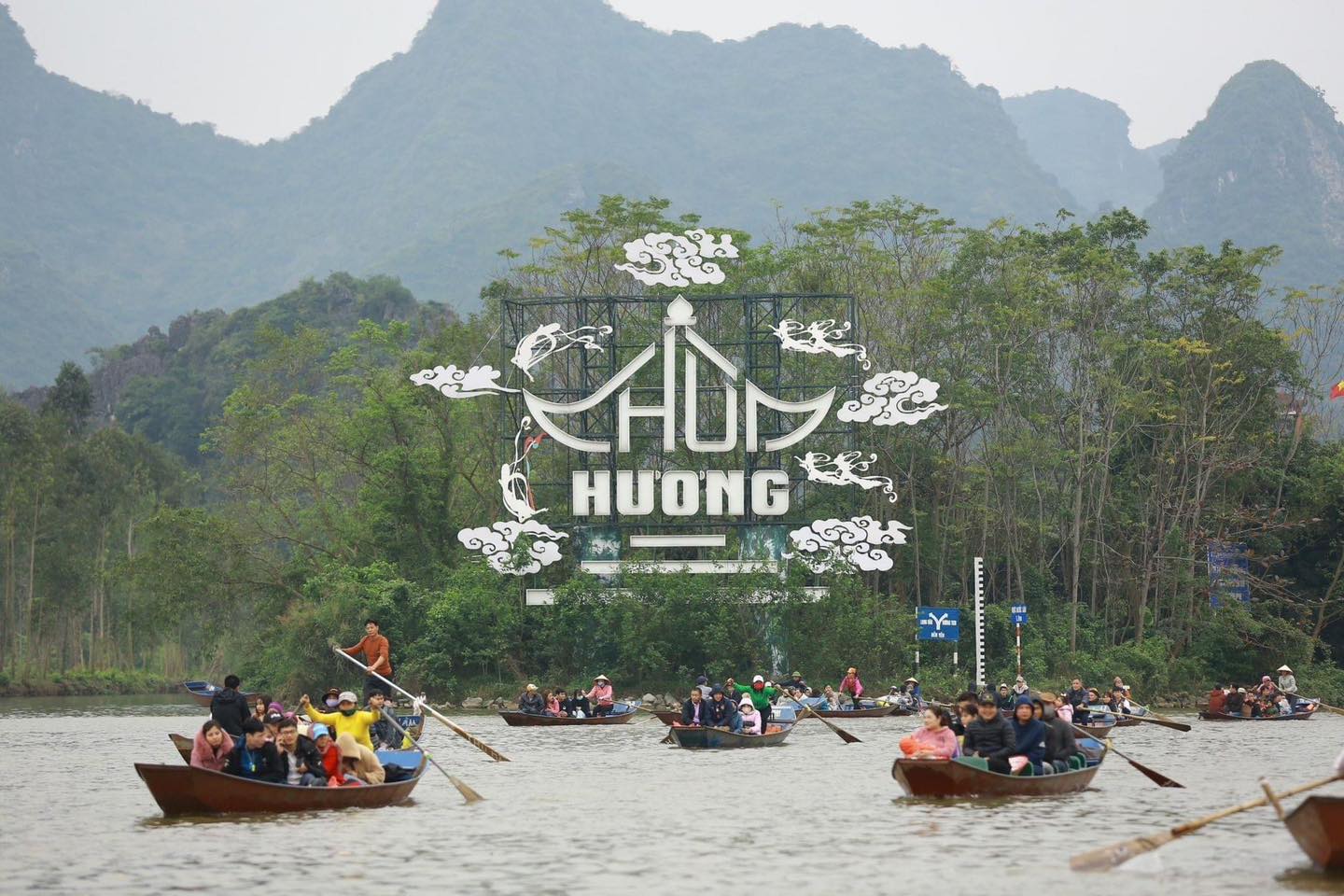 Theo quy định mới, ph&iacute; tham quan ch&ugrave;a Hương (huyện Mỹ Đức, H&agrave; Nội) thời gian tới sẽ tăng l&ecirc;n 120.000 đồng/lượt/kh&aacute;ch.