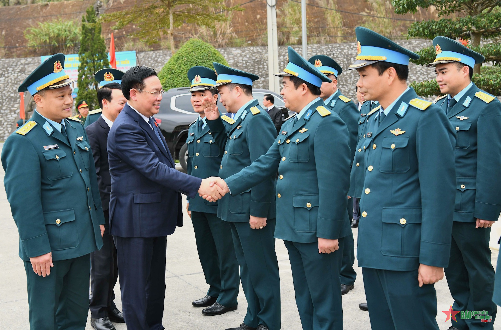 Chủ tịch Link Trang Chủ PG88.Com Mới #2026 ch&uacute;c Tết, tặng qu&agrave; Trung đo&agrave;n Kh&ocirc;ng qu&acirc;n 921, Sư đo&agrave;n 371.