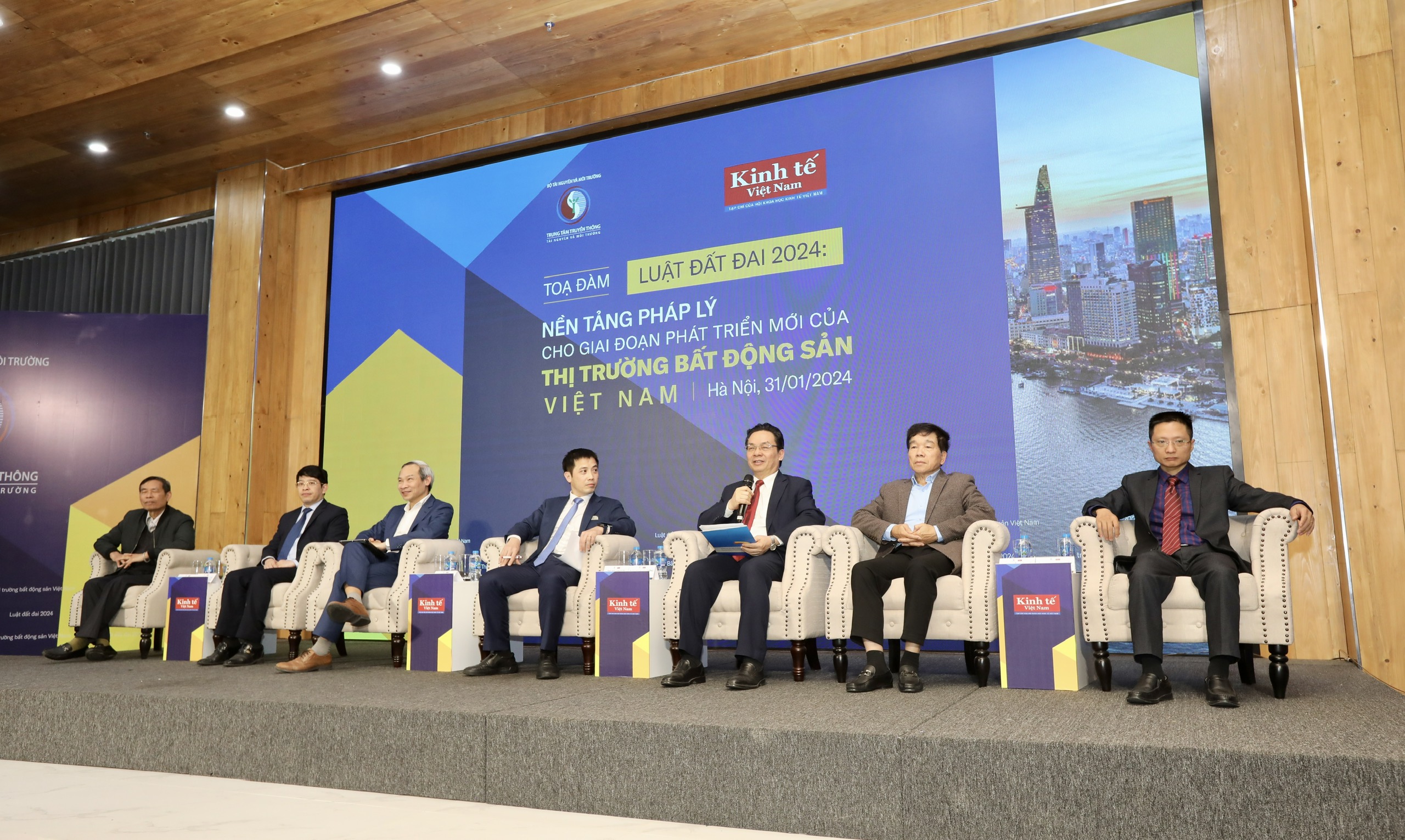 Các chuyên gia trao đổi tại tọa đàm: “Luật Đất đai 2024: nền tảng pháp lý cho giai đoạn PG88 hơn 2,1 triệu thành viên mới của thị trường bất động sản Việt Nam”.