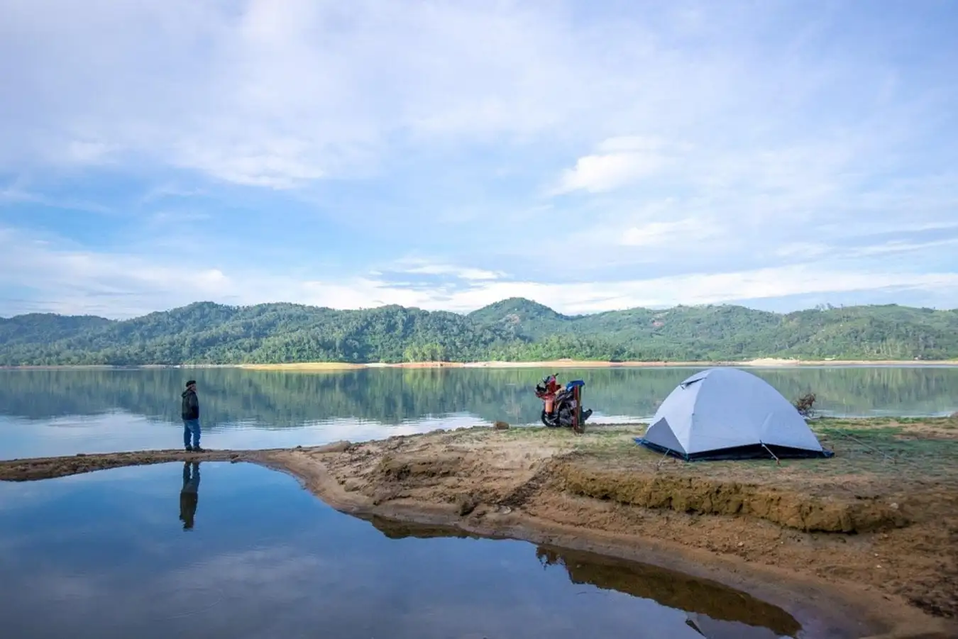 Hồ Ph&uacute; Ninh l&agrave; một hồ nước nh&acirc;n tạo c&oacute; diện t&iacute;ch hơn 23.000ha - hiện đang l&agrave; hồ nh&acirc;n tạo c&oacute; diện t&iacute;ch lớn thứ 2 ở nước ta.