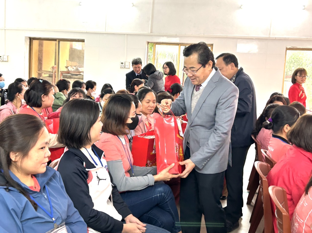 Tặng qu&agrave; Tết cho c&ocirc;ng nh&acirc;n PG88 Sòng bạc trực tuyến TOP 1 Việt Nam | Casino, Nổ Hũ tại H&agrave; Nội. Ảnh - Ngọc &Aacute;nh.
