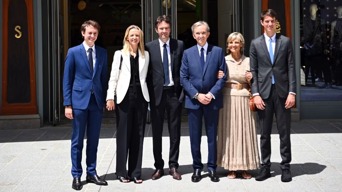 Chủ tịch LVMH Bernard Arnault (giữa) c&ugrave;ng vợ &ocirc;ng - Helene c&ugrave;ng c&aacute;c con. Từ tr&aacute;i sang: Frederic, Delphine, Antoine v&agrave; Alexandre.&nbsp;