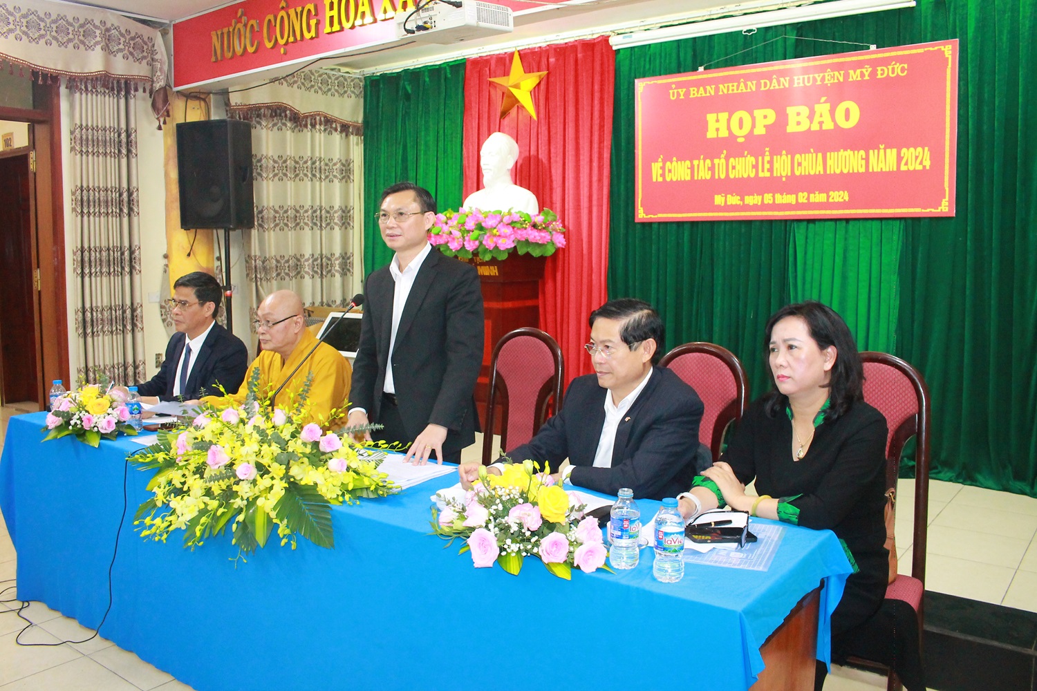 &Ocirc;ng Đặng Văn Cảnh trả lời ph&oacute;ng vi&ecirc;n tại họp b&aacute;o.