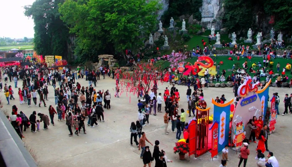Du kh&aacute;ch chi&ecirc;m b&aacute;i ch&ugrave;a Cổ Am (Diễn Ch&acirc;u). Ảnh tư liệu: Quang An