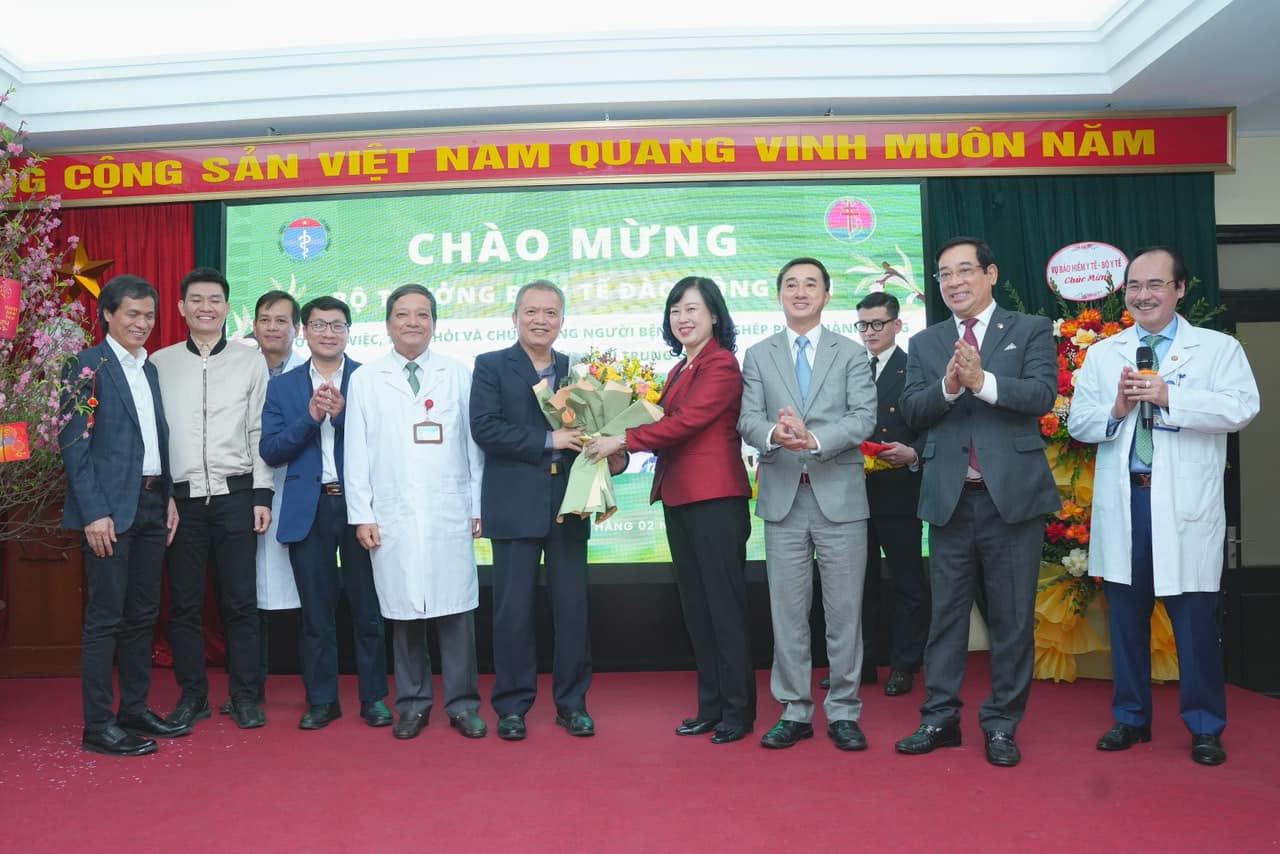 Bộ trưởng Bộ Y tế Đ&agrave;o Hồng Lan ch&uacute;c mừng Bệnh viện Phổi Trung ương đ&atilde; thực hiện th&agrave;nh c&ocirc;ng ca gh&eacute;p phổi cứu sống nữ bệnh nh&acirc;n. Ảnh - Phương Thảo.