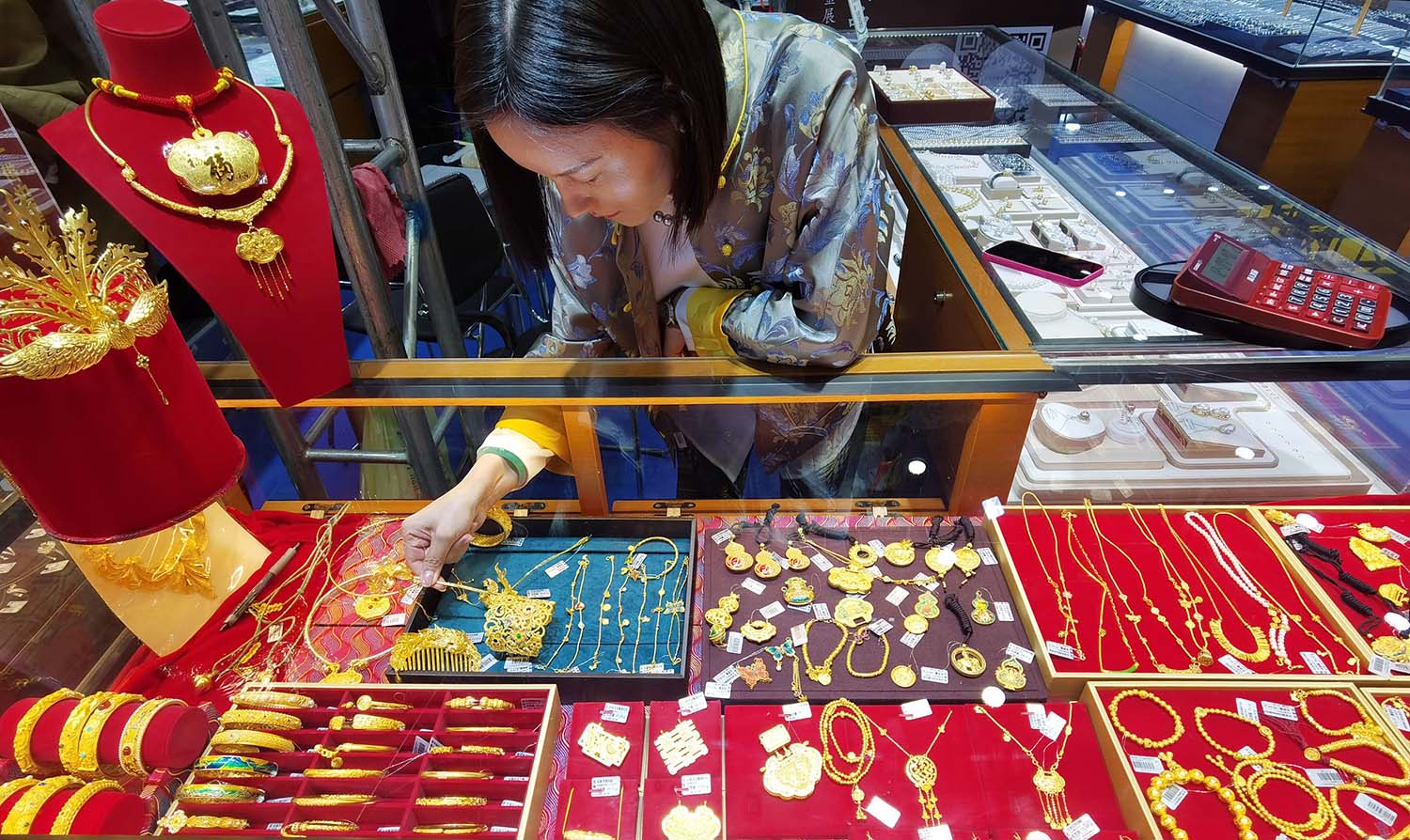 B&ecirc;n cạnh gửi tiền v&agrave;o ng&acirc;n h&agrave;ng, c&aacute;c hộ gia đ&igrave;nh Trung Quốc cũng đang đổ x&ocirc; mua v&agrave;ng, xem đ&acirc;y như một k&ecirc;nh tr&uacute; ẩn an to&agrave;n - Ảnh: Xinhua
