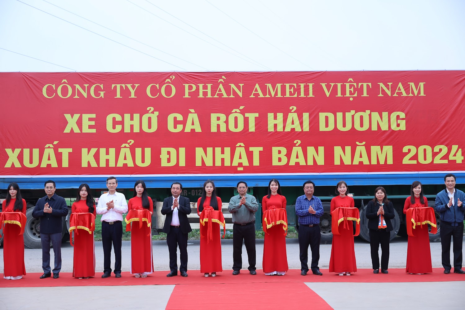 Thủ tướng cắt băng ch&uacute;c mừng Pg88vnd link khuyến  l&ocirc; h&agrave;ng c&agrave; rốt đầu Xu&acirc;n Gi&aacute;p Th&igrave;n tại x&atilde; Đức Ch&iacute;nh. Ảnh: VPG.