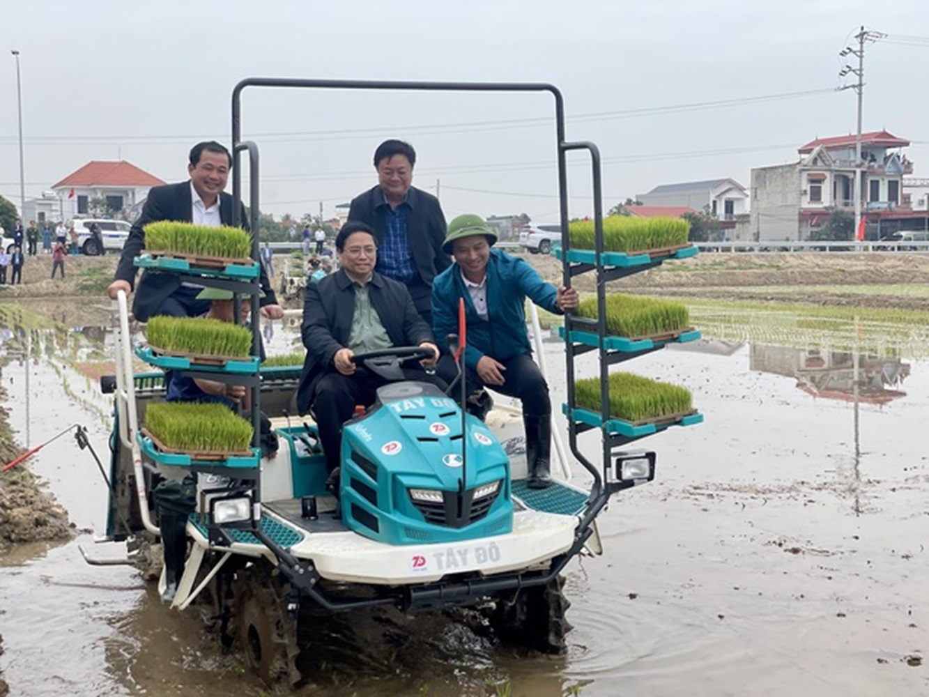 Thủ tướng lái máy cấy trên cánh đồng "không dấu chân" ở xã Hưng Long. Ảnh: VPG.