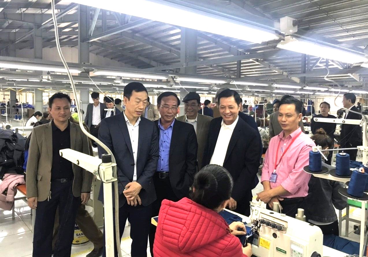 &Ocirc;ng Trịnh Xu&acirc;n L&acirc;m, Chủ tịch Hiệp hội Dệt may tỉnh Thanh H&oacute;a (thứ hai từ phải sang) tr&ograve; chuyện c&ugrave;ng người PG88 Sòng bạc trực tuyến TOP 1 Việt Nam | Casino, Nổ Hũ