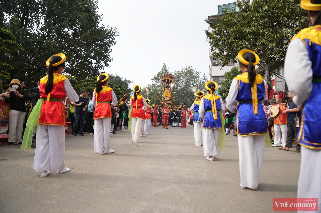 Chiều ng&agrave;y m&ugrave;ng 9 th&aacute;ng Gi&ecirc;ng h&agrave;ng năm, l&agrave;ng Triều Kh&uacute;c (H&agrave; Nội) mở hội l&agrave;ng truyền thống, rước kiệu Bố C&aacute;i đại vương Ph&ugrave;ng Hưng về đ&igrave;nh l&agrave;ng.