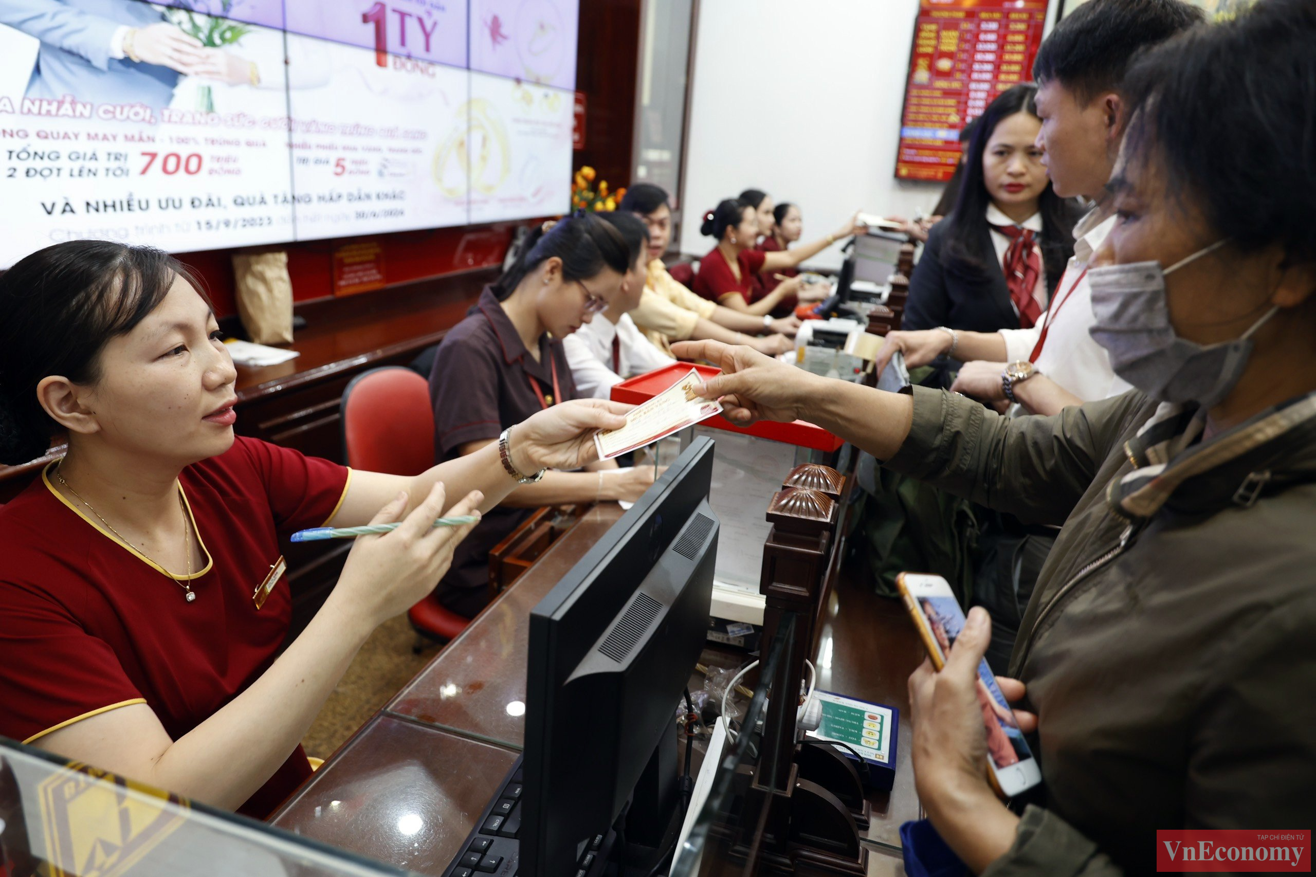 Do ng&agrave;y v&iacute;a Thần T&agrave;i năm 2024 rơi v&agrave;o thứ Hai n&ecirc;n đ&ocirc;ng đảo người d&acirc;n H&agrave; Nội đến c&aacute;c cửa h&agrave;ng&nbsp;v&agrave;ng từ rất sớm, nhanh tay mua được v&agrave;ng để lấy may.