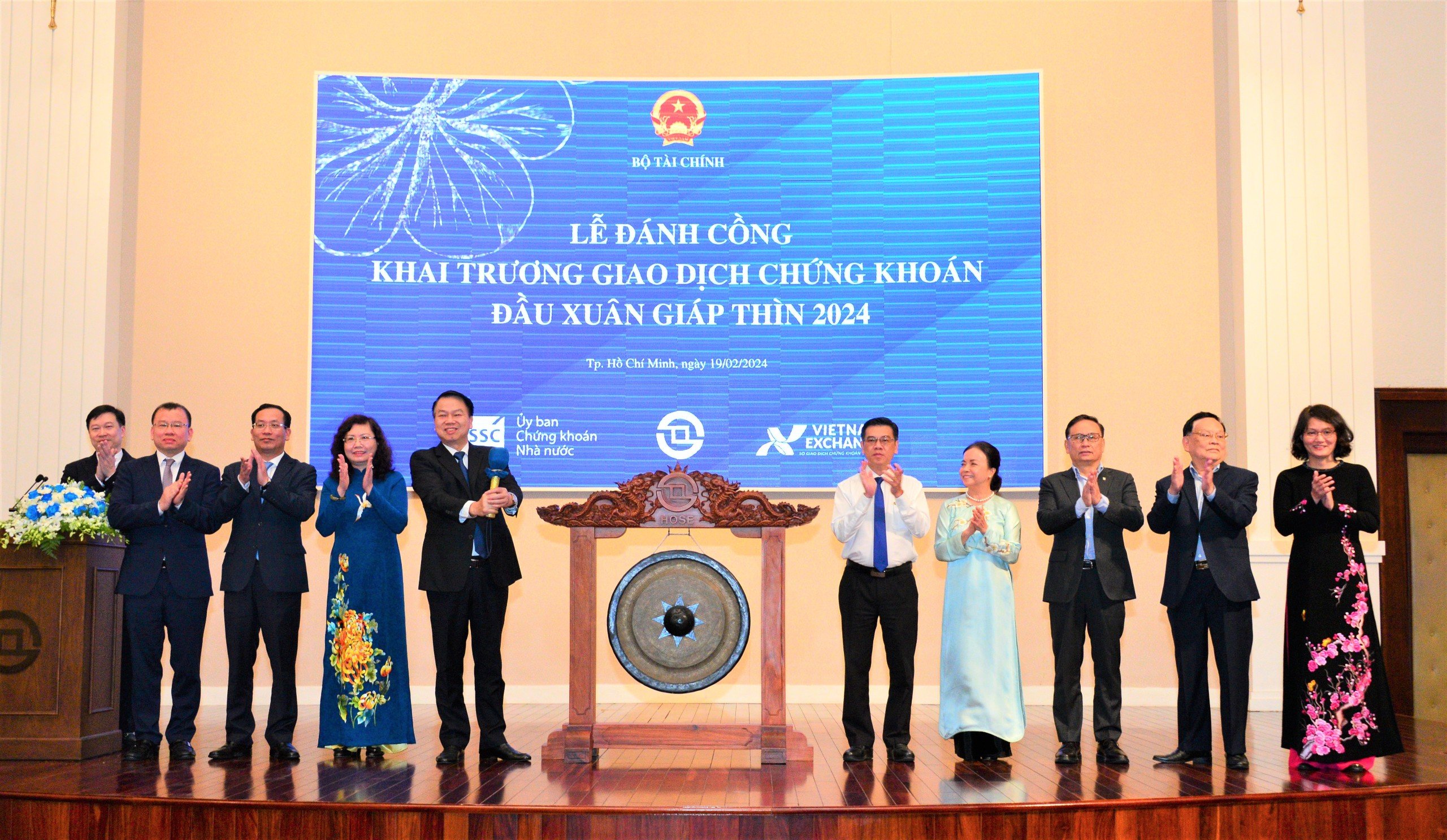 Lãnh đạo Bộ Pg88ok giải trí thể thao, casino, bắn cá và slot, UBND TP.HCM, Ủy ban 6Pg88.com nhà cái Nhà nước, HoSE và thành viên thị trường tham gia lễ đánh cồng khai xuân 2024.