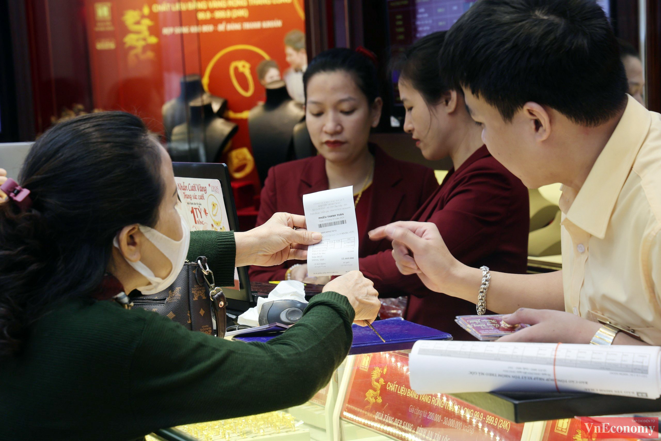 Theo chuy&ecirc;n gia phong thủy Nguyễn Song H&agrave;, trong năm Gi&aacute;p Th&igrave;n, c&aacute;c khung giờ đẹp c&uacute;ng v&iacute;a Thần T&agrave;i ng&agrave;y m&ugrave;ng 10 th&aacute;ng gi&ecirc;ng bao gồm: M&atilde;o (5 - 7 giờ), Tỵ (9 - 11 giờ) v&agrave; Th&acirc;n (15 - 17 giờ).