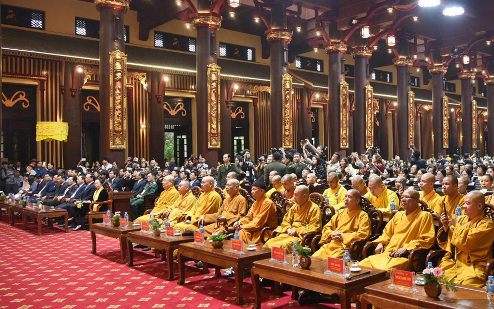 C&aacute;c quan kh&aacute;ch, Tăng ni v&agrave; đại biểu tham dự khai hội tại Hội trường Trung t&acirc;m Văn h&oacute;a Tr&uacute;c L&acirc;m Y&ecirc;n Tử. Ảnh: Chu Kh&ocirc;i.