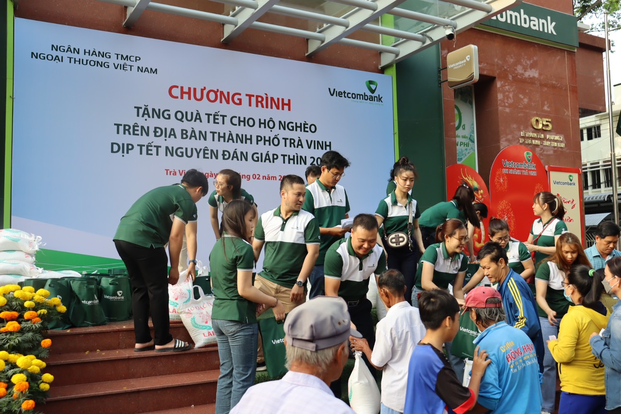 Vietcombank trao qu&agrave; Tết đến người ngh&egrave;o tại tỉnh Tr&agrave; Vinh.