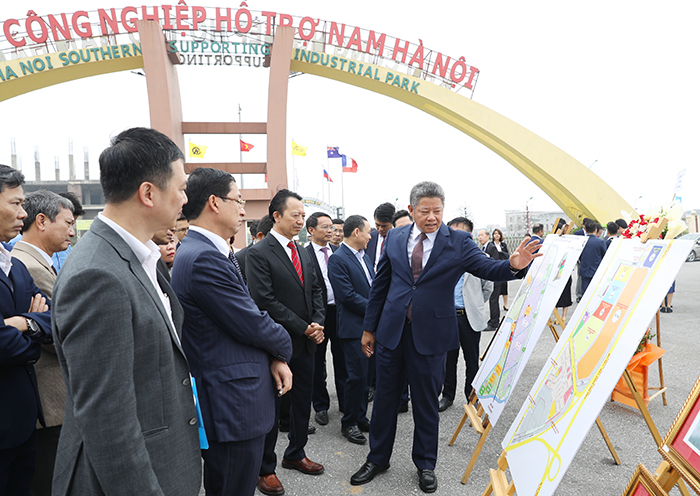 Phó Chủ tịch UBND Thành phố Nguyễn Mạnh Quyền cùng các đại biểu trao đổi về việc thực hiện các Link Trang Chủ PG88.Com Mới #2026 tại Khu PG88 Trang chủ nhà cái top 1 hỗ trợ Nam Hà Nội