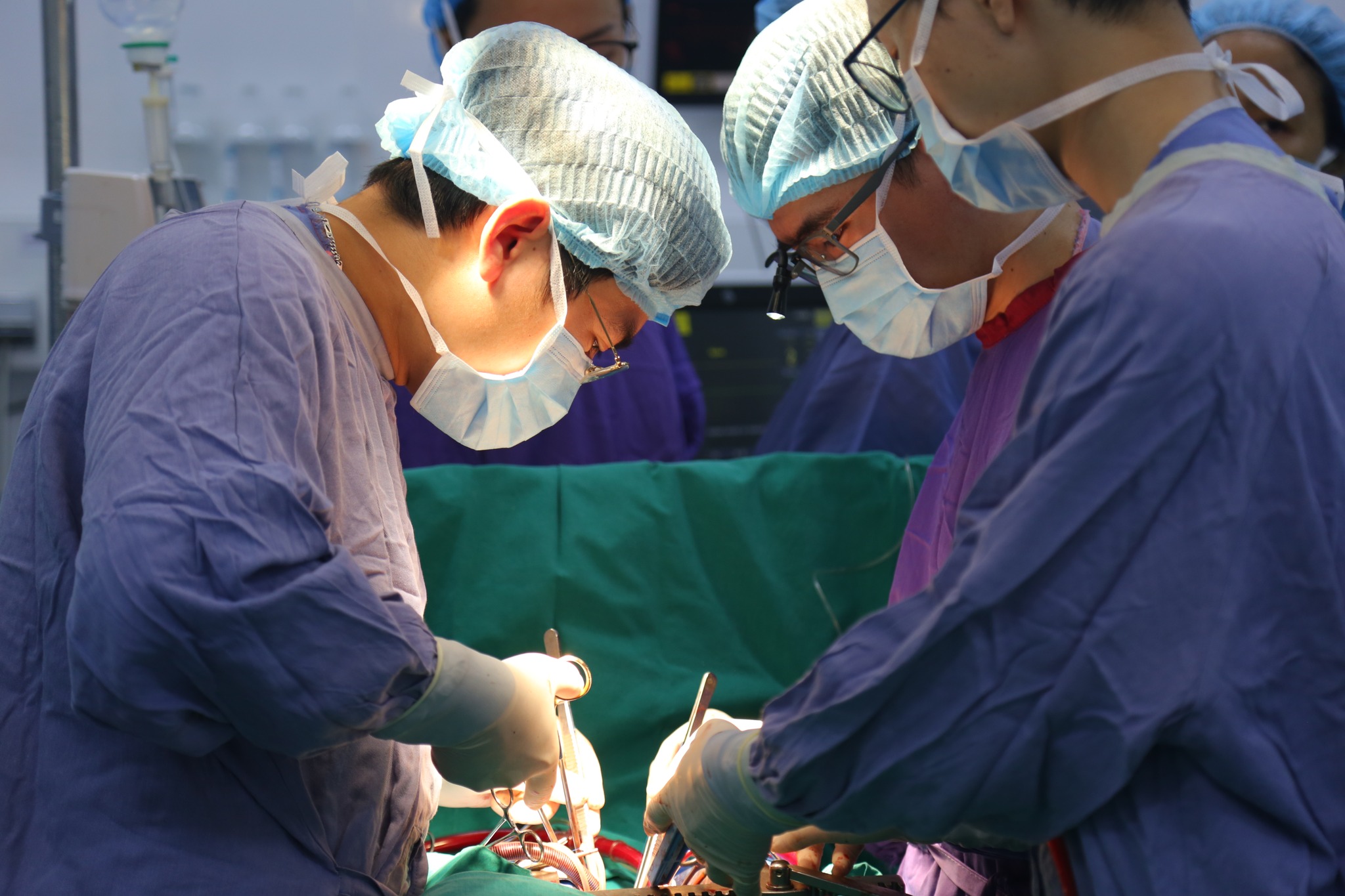 Người tham gia bảo hiểm y tế được đảm bảo quyền lợi khi kh&ocirc;ng may ốm đau, bệnh tật phải đi điều trị. Ảnh minh họa: Việt Nguyễn.