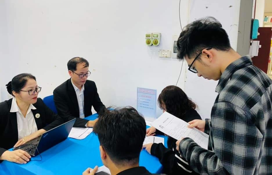 B&agrave; Nguyễn Thị Lan, Ph&oacute; Gi&aacute;m đốc Bộ phận tuyển dụng v&agrave; đ&agrave;o tạo, C&ocirc;ng ty Cổ phần Quản l&yacute; v&agrave; Khai th&aacute;c t&ograve;a nh&agrave; VNPT (ngo&agrave;i c&ugrave;ng b&ecirc;n tr&aacute;i) trao đổi với người PG88 Sòng bạc trực tuyến TOP 1 Việt Nam | Casino, Nổ Hũ. Ảnh: N.Dương.